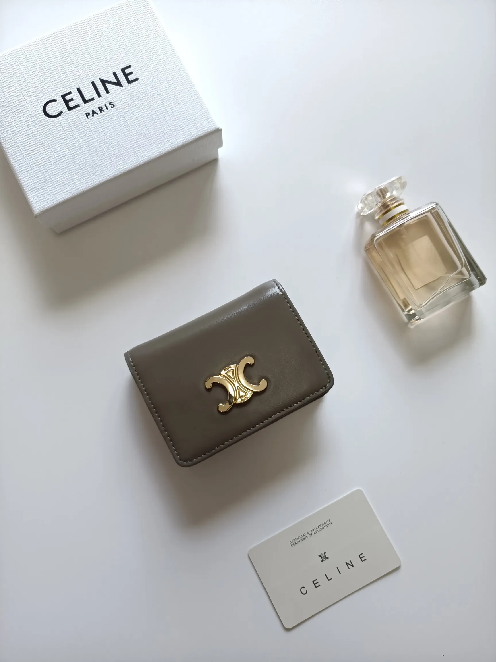 ￥140 Celine classic card holder, TRIOMPHE business card holder, large cowhide interior with plain microfiber TRIOMPHE CANVAS logo print, gold finish TRIOMPHE metal snap closure, 1 zipper coin pocket, 5 card slots, 1 banknote pocket, 1 flat pocket No.: 10K623 Size: 11 X 9 X 3cm