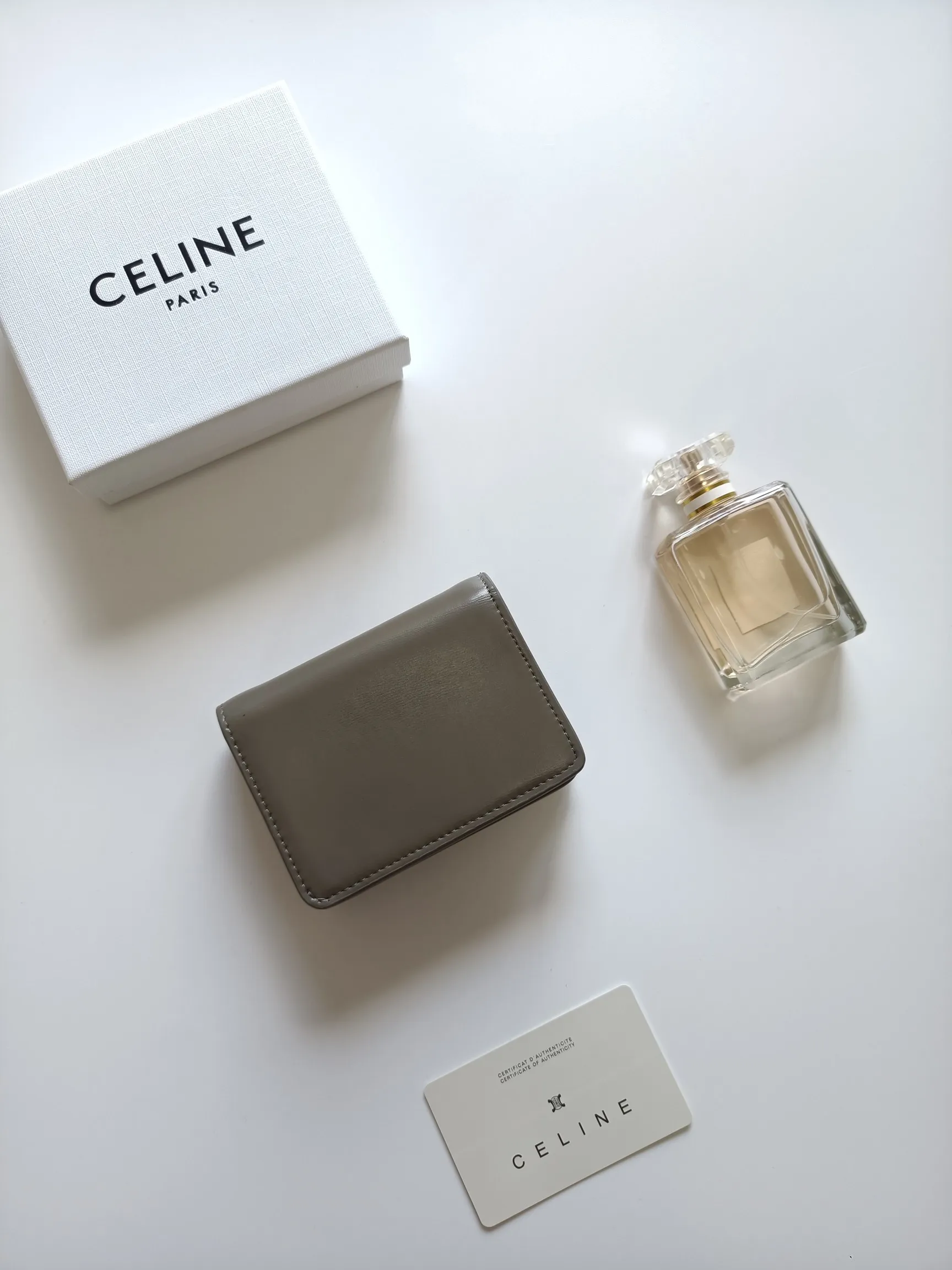 ￥140 Celine classic card holder, TRIOMPHE business card holder, large cowhide interior with plain microfiber TRIOMPHE CANVAS logo print, gold finish TRIOMPHE metal snap closure, 1 zipper coin pocket, 5 card slots, 1 banknote pocket, 1 flat pocket No.: 10K623 Size: 11 X 9 X 3cm