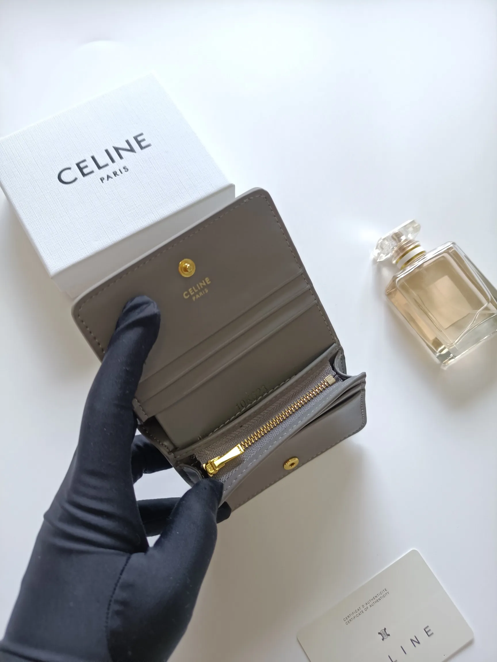 ￥140 Celine classic card holder, TRIOMPHE business card holder, large cowhide interior with plain microfiber TRIOMPHE CANVAS logo print, gold finish TRIOMPHE metal snap closure, 1 zipper coin pocket, 5 card slots, 1 banknote pocket, 1 flat pocket No.: 10K623 Size: 11 X 9 X 3cm