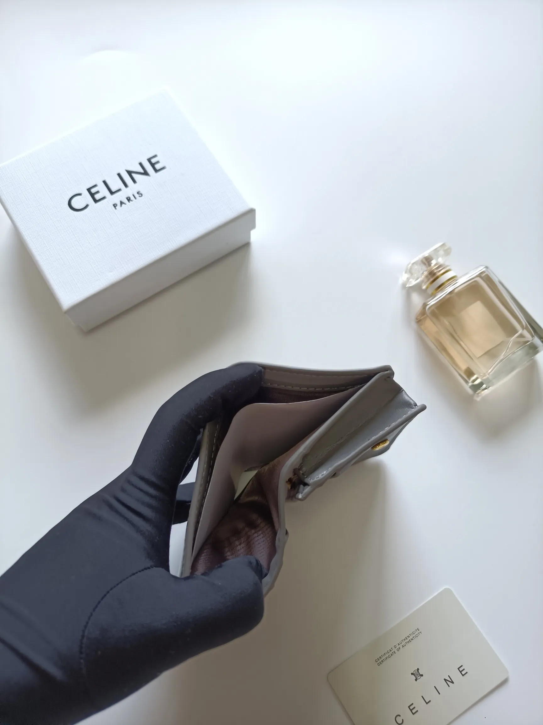 ￥140 Celine classic card holder, TRIOMPHE business card holder, large cowhide interior with plain microfiber TRIOMPHE CANVAS logo print, gold finish TRIOMPHE metal snap closure, 1 zipper coin pocket, 5 card slots, 1 banknote pocket, 1 flat pocket No.: 10K623 Size: 11 X 9 X 3cm