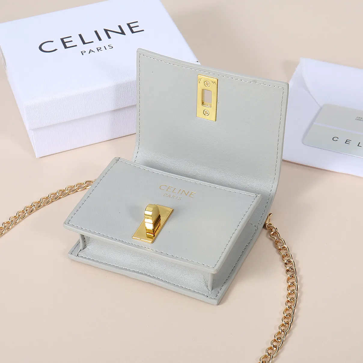 💰170, Celine's latest chain card holder, TRIOMPHE flip chain card holder, can be worn cross-body, classic cowhide with plain microfiber interior, rotating lock closure, 1 thickened main compartment, 2 inner card slots. No.: 10M472 Size: 10.5x8.5x3 cm