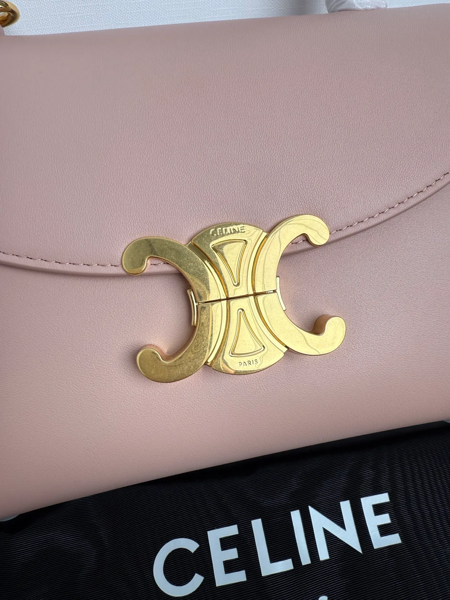 p1500 New product launched 🅰️🅰️CE Arc de Triomphe kelly handbag 👜 New Arc de Triomphe storage bag full of high-end feel! Simple and exquisite outline, whether it is calm black, low-key brown, classic presbyopia color scheme, etc... all exude an unparalleled sense of luxury ❤️ The lines of kelly's classic shape are simple and elegant, without unnecessary decoration, showing the aesthetic charm🫶🏻 Style number: 118113 Size: 20.5x13x8 (with original packaging)