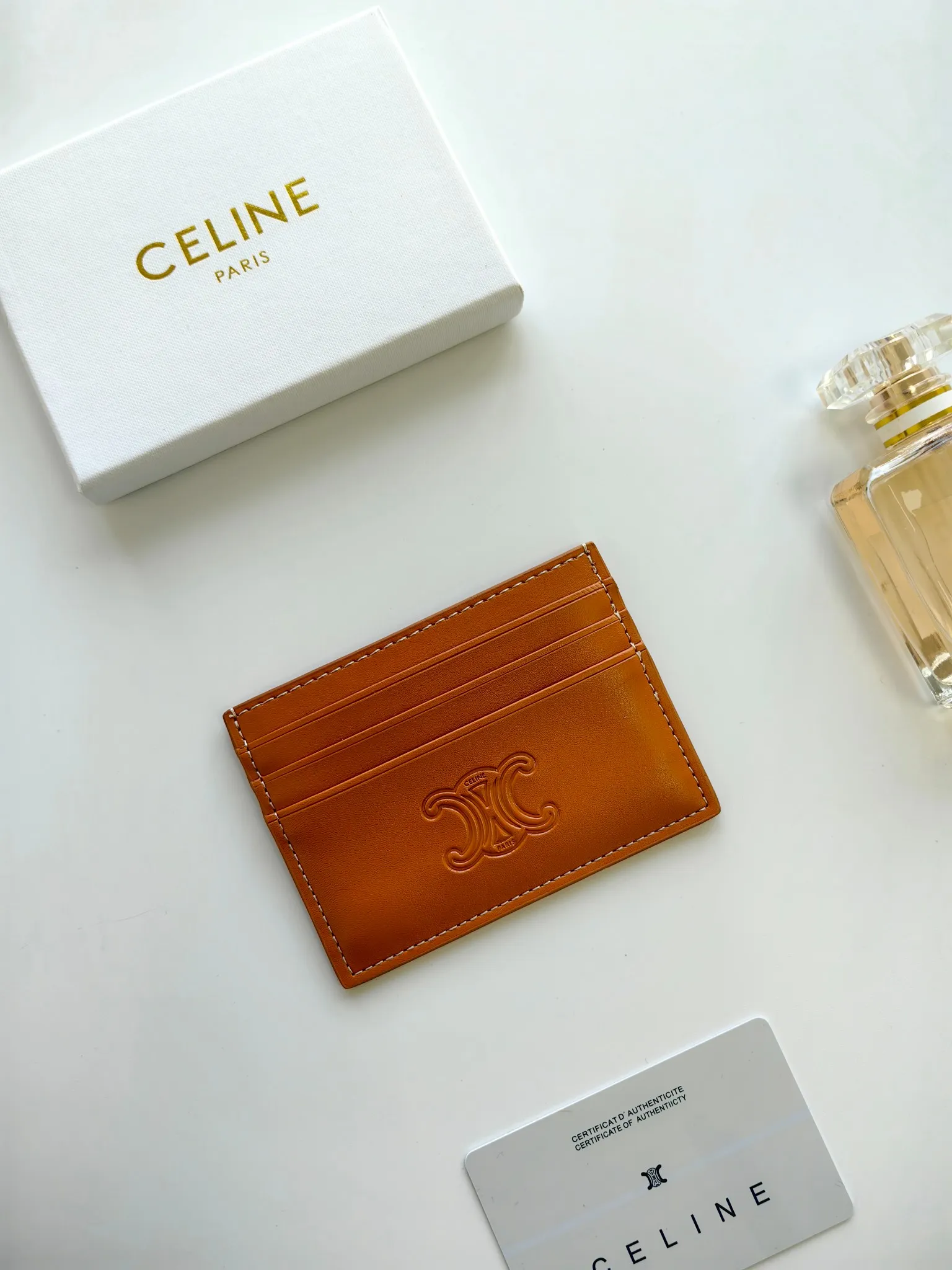 💰100💰CELINE's new embossed logo card holder, made of first-layer cowhide, two card slots + one middle pocket. Style number: 10L833 Size: 10.5×7cm