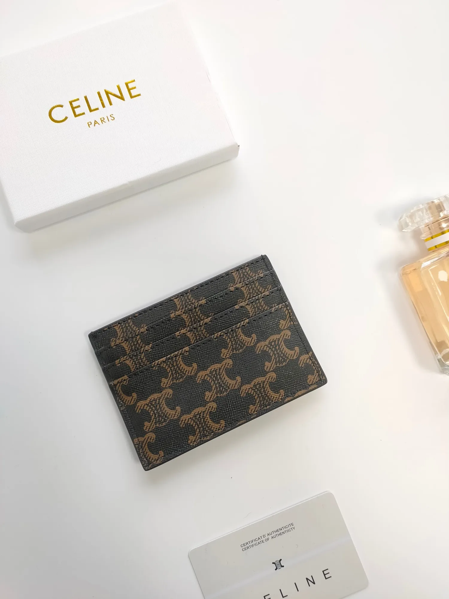 💰100💰CELINE's new embossed logo card holder, made of first-layer cowhide, two card slots + one middle pocket. Style number: 10L833 Size: 10.5×7cm