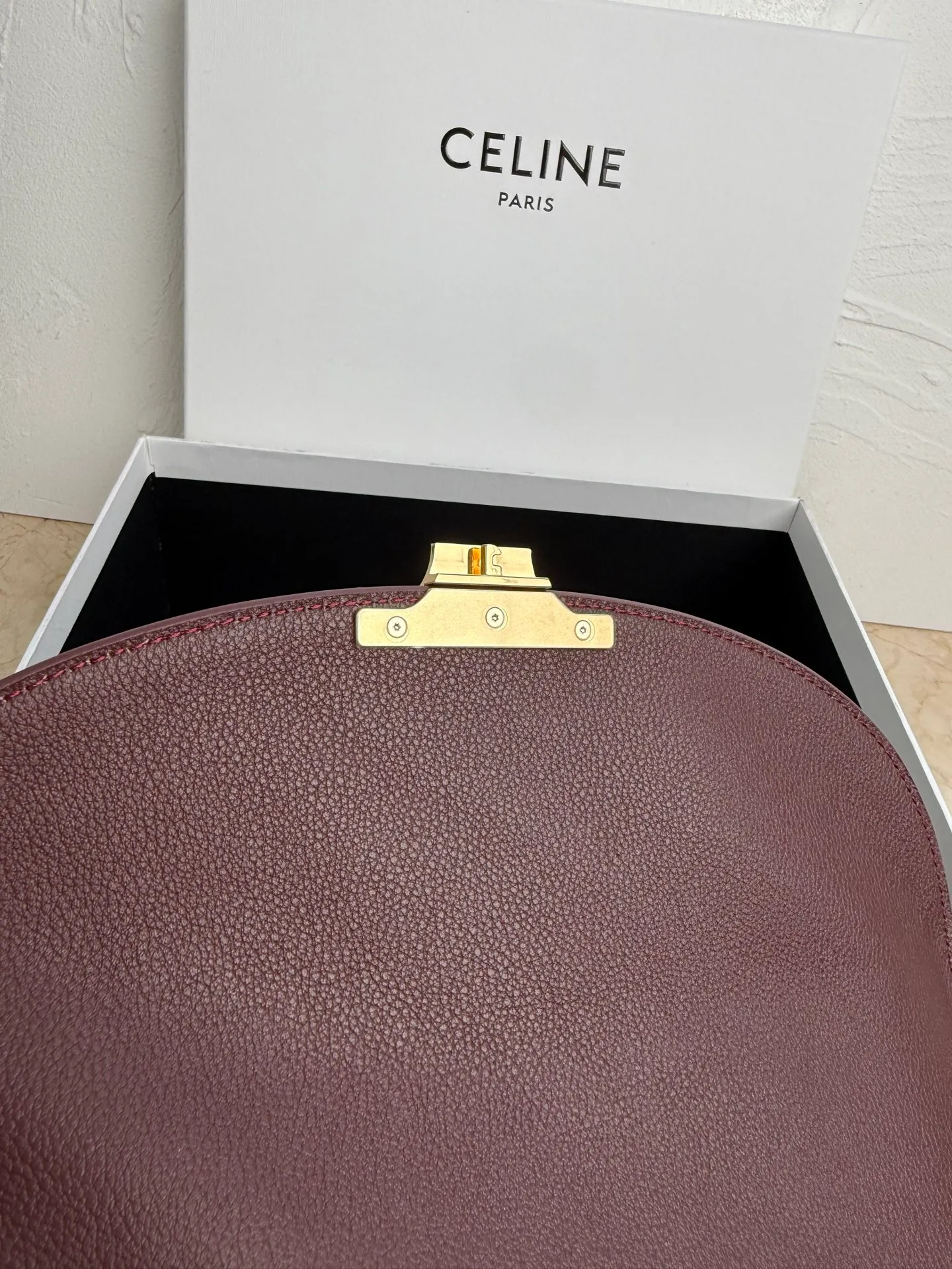 p1760 New product launched 🅰️🅰️CE Arc de Triomphe kelly handbag 👜 New Arc de Triomphe storage bag full of high-end feel! The simple and exquisite silhouette presents a capable style and pure aesthetics. Whether it is calm black, low-key brown or soft pink, it exudes an unparalleled sense of luxury❤️ The lines of kelly's classic shape are simple and elegant, without unnecessary decoration, showing the aesthetic charm🫶🏻 Style number: 188836 Color: burgundy Size: 25.5x18.5x10