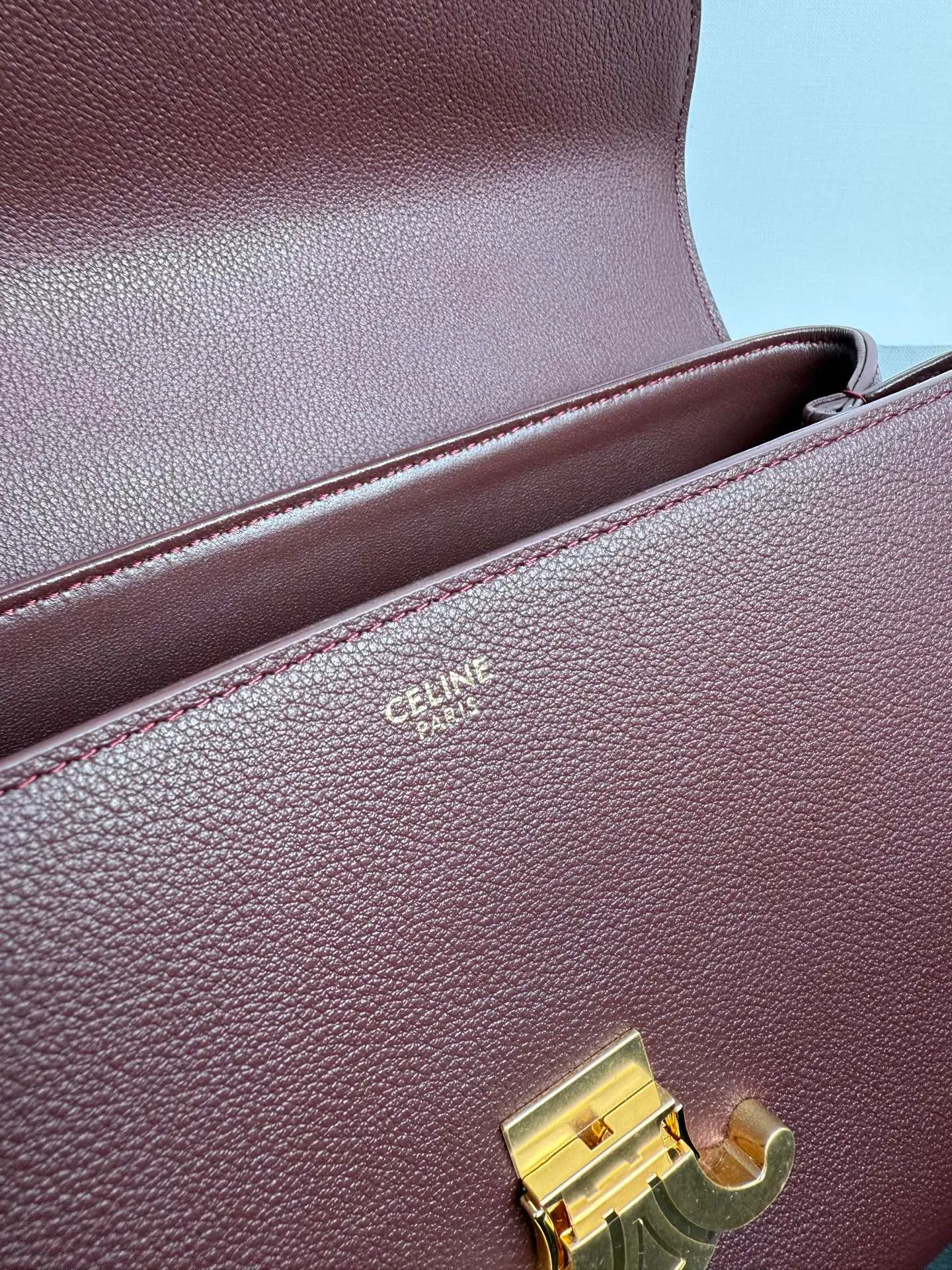 p1760 New product launched 🅰️🅰️CE Arc de Triomphe kelly handbag 👜 New Arc de Triomphe storage bag full of high-end feel! The simple and exquisite silhouette presents a capable style and pure aesthetics. Whether it is calm black, low-key brown or soft pink, it exudes an unparalleled sense of luxury❤️ The lines of kelly's classic shape are simple and elegant, without unnecessary decoration, showing the aesthetic charm🫶🏻 Style number: 188836 Color: burgundy Size: 25.5x18.5x10