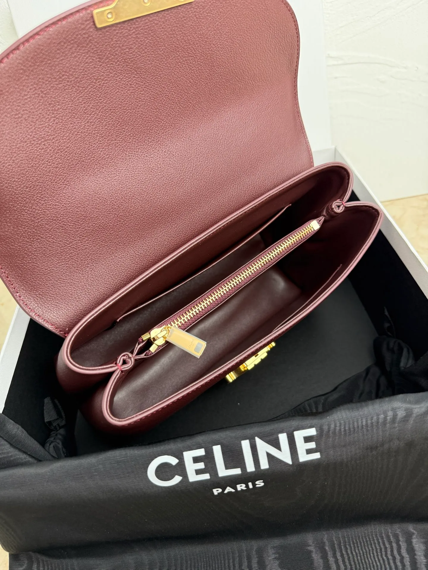 p1760 New product launched 🅰️🅰️CE Arc de Triomphe kelly handbag 👜 New Arc de Triomphe storage bag full of high-end feel! The simple and exquisite silhouette presents a capable style and pure aesthetics. Whether it is calm black, low-key brown or soft pink, it exudes an unparalleled sense of luxury❤️ The lines of kelly's classic shape are simple and elegant, without unnecessary decoration, showing the aesthetic charm🫶🏻 Style number: 188836 Color: burgundy Size: 25.5x18.5x10
