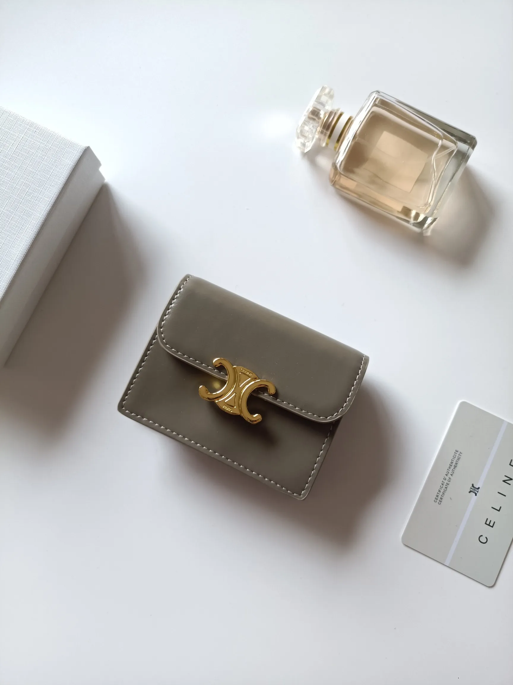 💰150 Celine's new card holder, TRIOMPHE business card holder, classic pattern large surface with plain microfiber interior, gold finish TRIOMPHE metal snap closure, 1 thickened main compartment, 3 inner card slots. No.: 10N063 Size: 10.5x8.5x3 cm