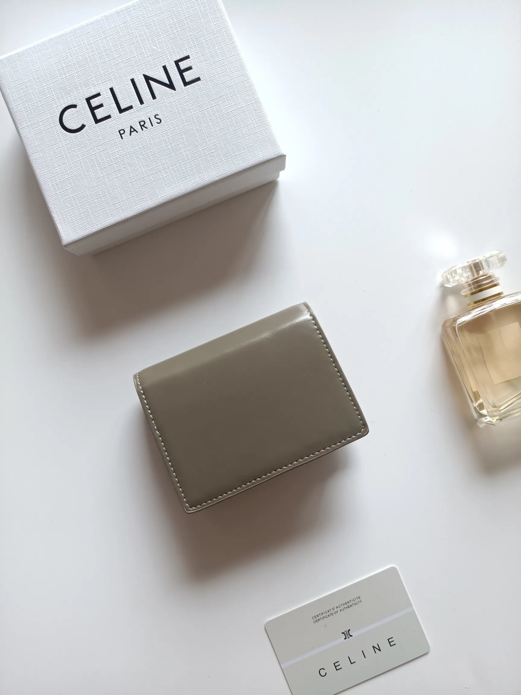 💰150 Celine's new card holder, TRIOMPHE business card holder, classic pattern large surface with plain microfiber interior, gold finish TRIOMPHE metal snap closure, 1 thickened main compartment, 3 inner card slots. No.: 10N063 Size: 10.5x8.5x3 cm