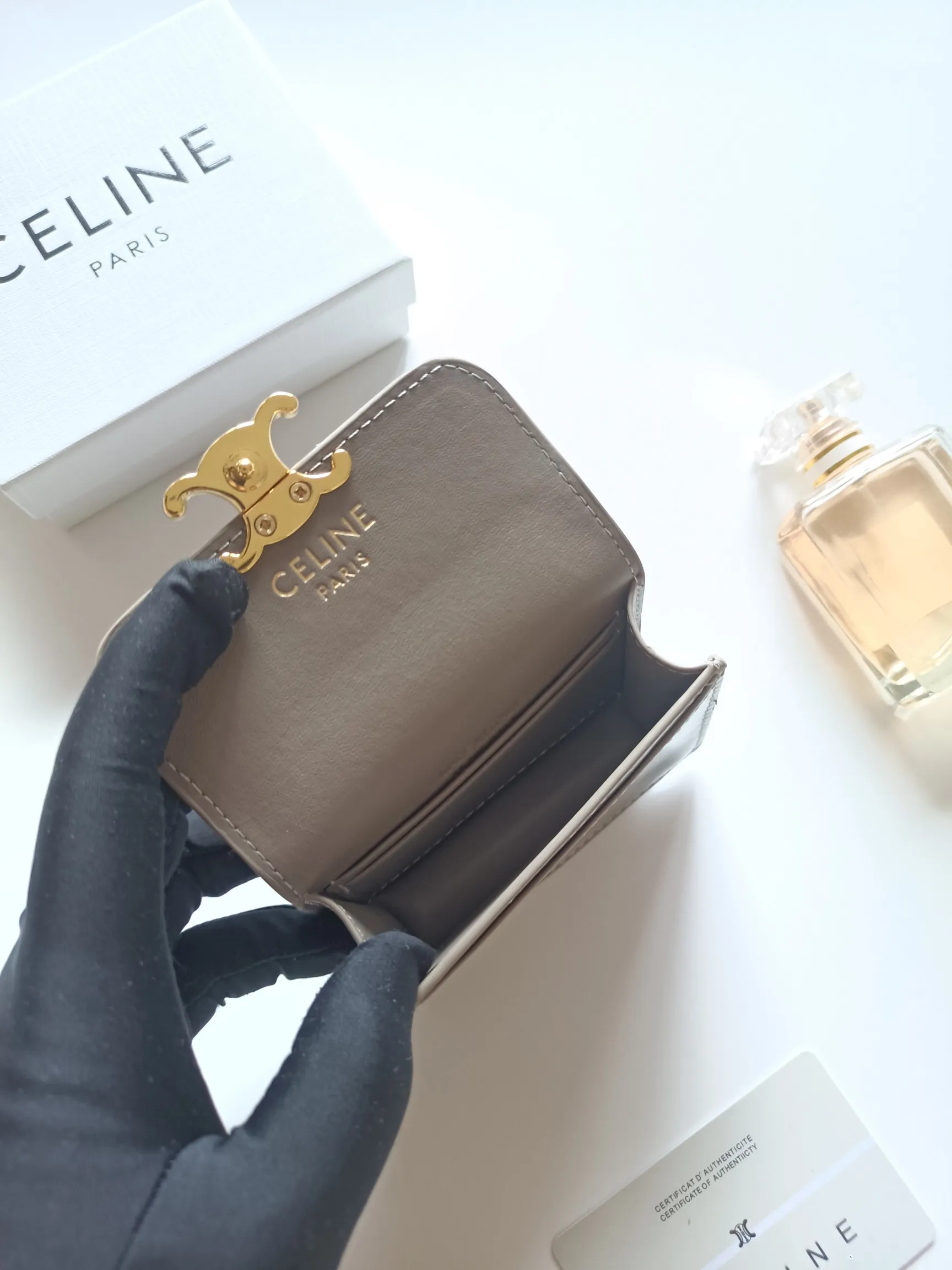 💰150 Celine's new card holder, TRIOMPHE business card holder, classic pattern large surface with plain microfiber interior, gold finish TRIOMPHE metal snap closure, 1 thickened main compartment, 3 inner card slots. No.: 10N063 Size: 10.5x8.5x3 cm
