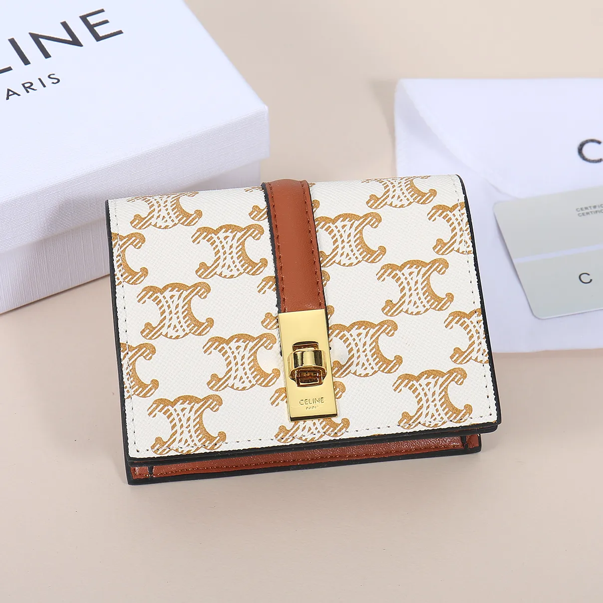 💰130, Celine's new card holder, TRIOMPHE flip card holder, classic pattern with plain microfiber inside, rotating lock closure, 1 thickened main compartment, 2 inner card slots. No.: 10M473 Size: 10.5x8.5x3 cm