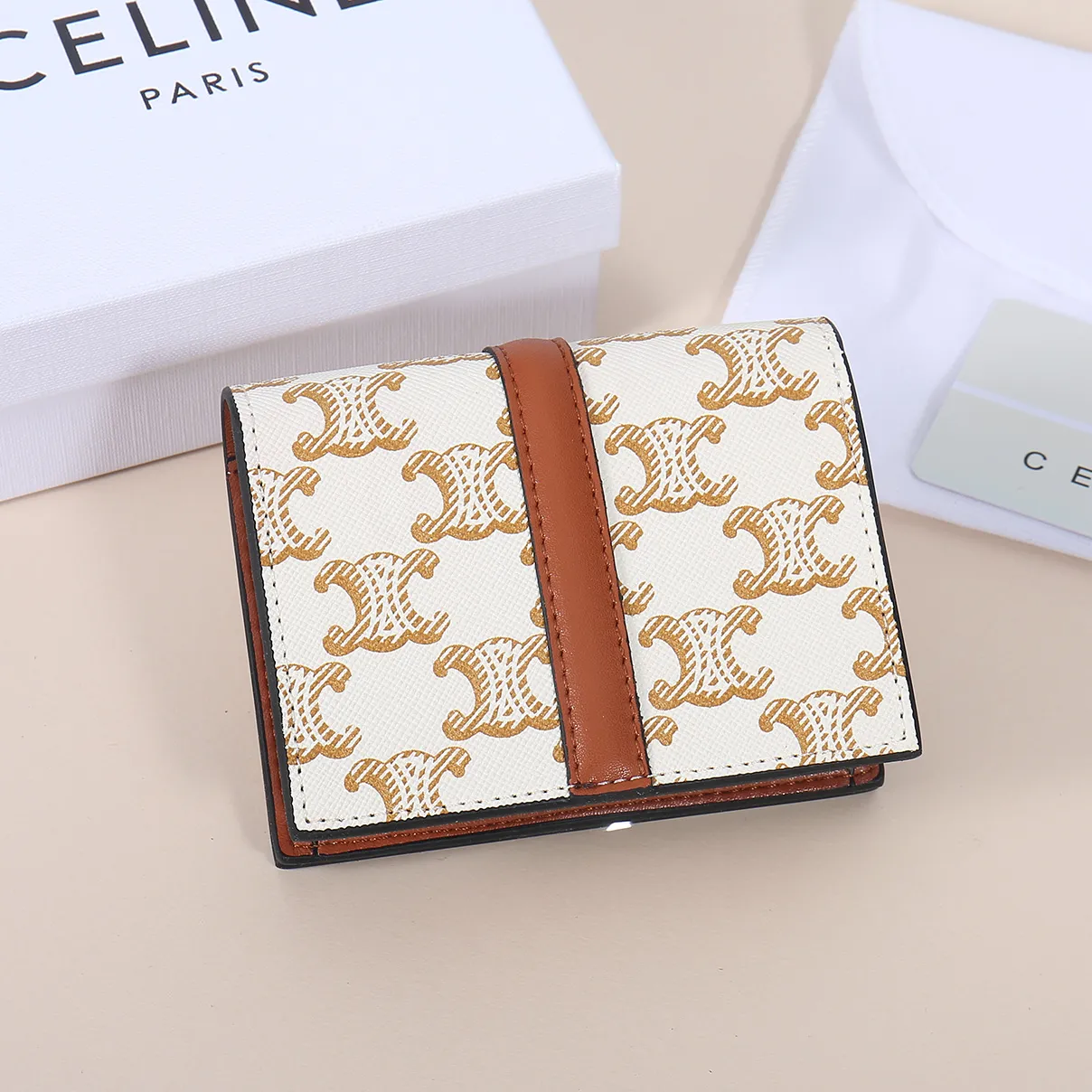 💰130, Celine's new card holder, TRIOMPHE flip card holder, classic pattern with plain microfiber inside, rotating lock closure, 1 thickened main compartment, 2 inner card slots. No.: 10M473 Size: 10.5x8.5x3 cm
