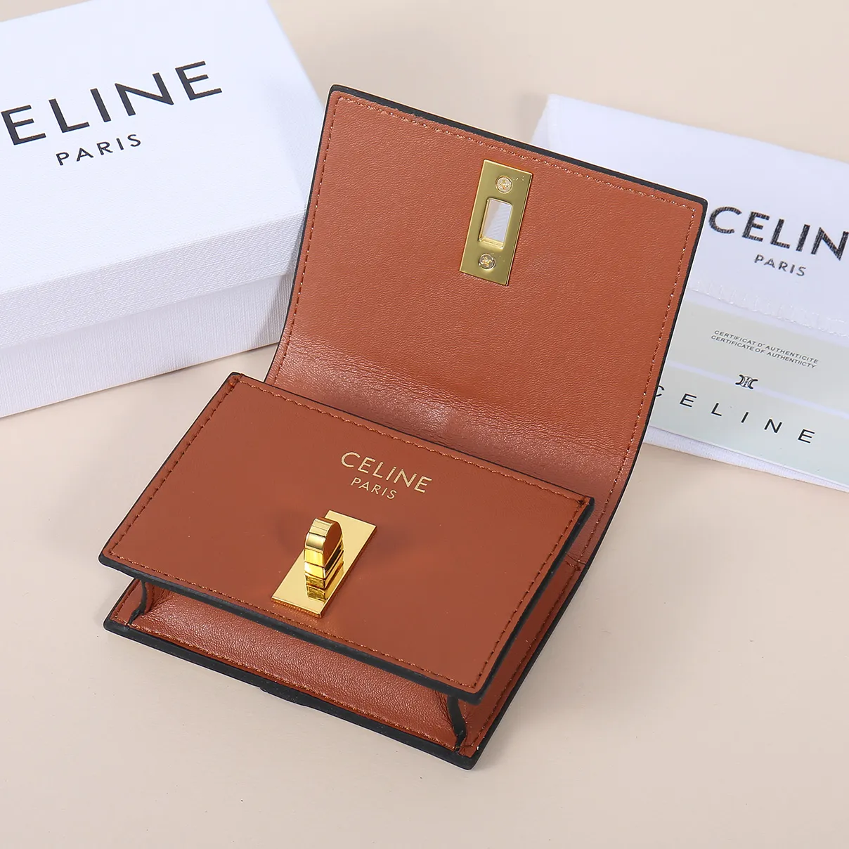 💰130, Celine's new card holder, TRIOMPHE flip card holder, classic pattern with plain microfiber inside, rotating lock closure, 1 thickened main compartment, 2 inner card slots. No.: 10M473 Size: 10.5x8.5x3 cm