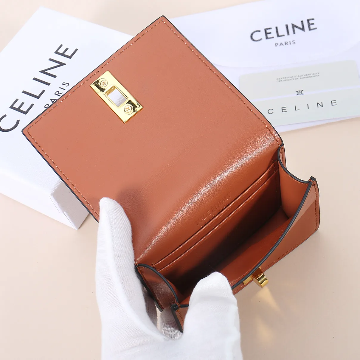 💰130, Celine's new card holder, TRIOMPHE flip card holder, classic pattern with plain microfiber inside, rotating lock closure, 1 thickened main compartment, 2 inner card slots. No.: 10M473 Size: 10.5x8.5x3 cm