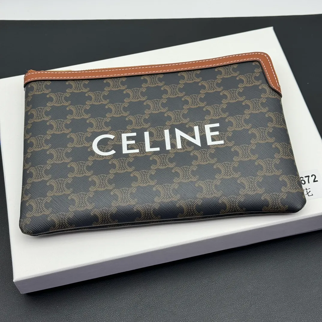 💰180 💎Upgraded original version💖With box CELINE TRIOMPHE printed handbag Vintage handbag Simple style and fashionable matching Blogger's outfit sharing Simple retro style The texture of the material is very comfortable and it will not deform when you handle it. An easy-to-use handbag The premise is that the texture is great Model No. S10D672 Small Size: 25.17.5