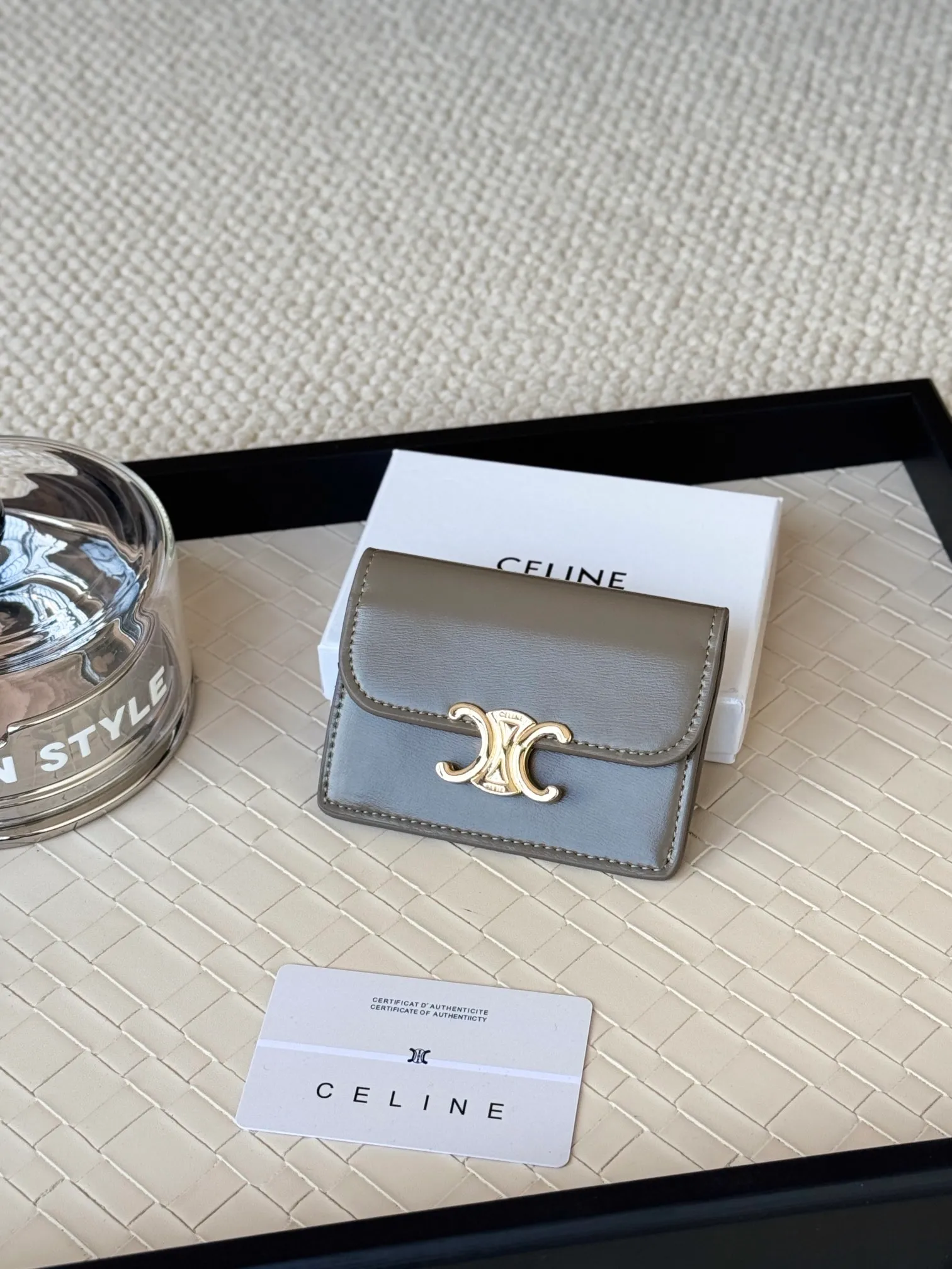 💰130 Celine's new card holder is online, ce's new classic card holder, with cow leather interior and triomphe snap closure, with 4 card slots inside and 1 outside card slot. It is easy to carry when going out, looks and wear-resistant, and is super light weight! Style number: 10L583 Size: 10.5x7x1cm