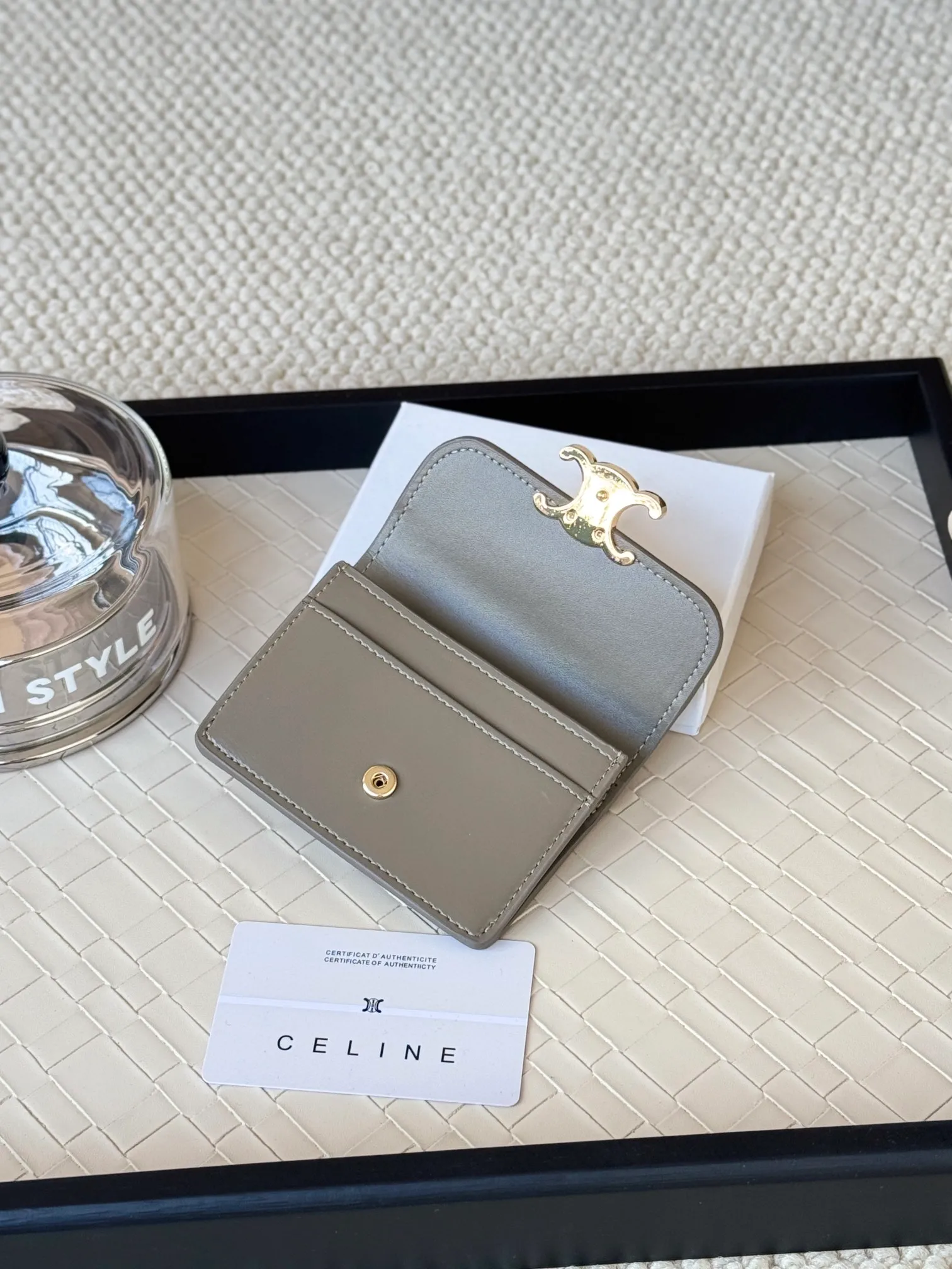 💰130 Celine's new card holder is online, ce's new classic card holder, with cow leather interior and triomphe snap closure, with 4 card slots inside and 1 outside card slot. It is easy to carry when going out, looks and wear-resistant, and is super light weight! Style number: 10L583 Size: 10.5x7x1cm