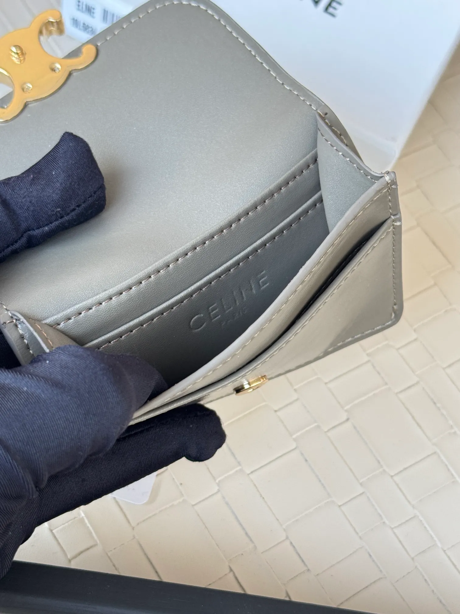 💰130 Celine's new card holder is online, ce's new classic card holder, with cow leather interior and triomphe snap closure, with 4 card slots inside and 1 outside card slot. It is easy to carry when going out, looks and wear-resistant, and is super light weight! Style number: 10L583 Size: 10.5x7x1cm