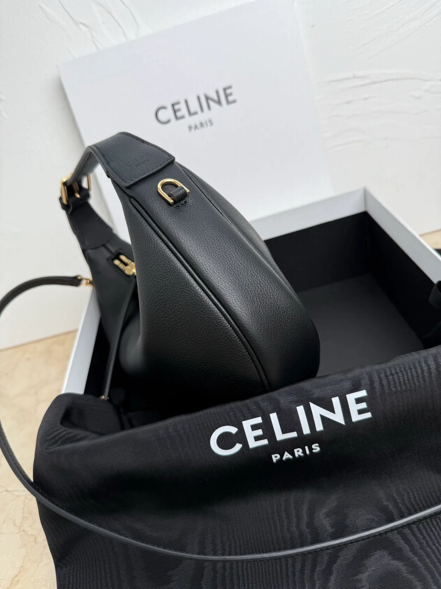 p1460 new product online 🅰️🅰️ CE new LuLu bag This time CE’s new LuLu bag is really stunning. I was struck by this crescent bag at first glance. It has a sense of high-end. The body of the bag is made of soft calfskin and feels like rua clouds. The hardware is all old and retro style. When paired with it, the temperament takes off. The most amazing thing is this bag shape! It can be salty, sweet, commuting, dating, cross-body, or one-shoulder. They are all very beautiful, and the capacity is completely sufficient for daily use. Paired with a coat, it looks like a lady, and paired with a sweater, it is very casual and casual. It is really versatile! ♻️ Style number: 119599 Color: black Size: 22x15x5cm