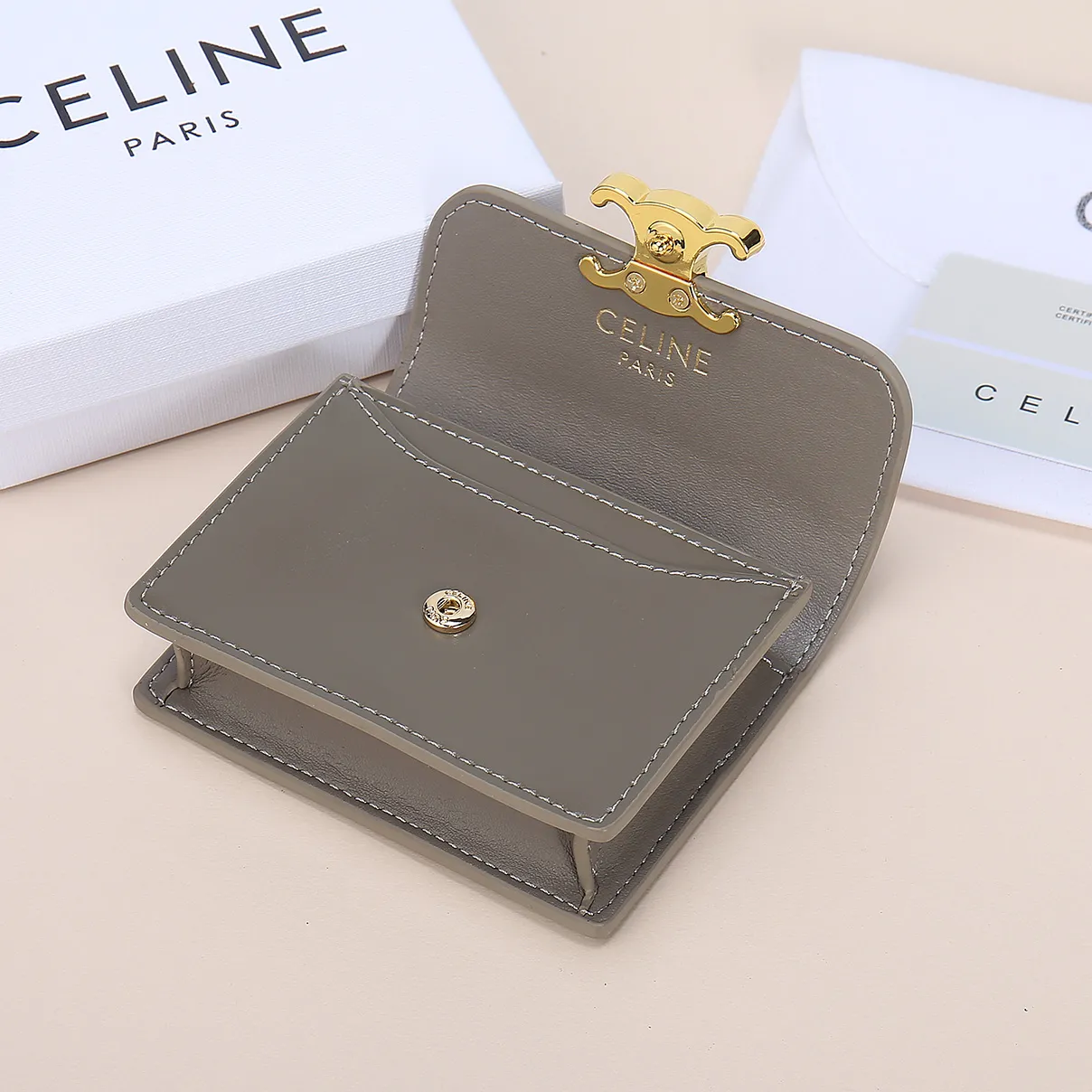 💰130, Celine's new card holder, TRIOMPHE business card holder, large cowhide with plain microfiber interior, gold finish TRIOMPHE metal snap closure, 1 thickened main compartment, 3 inner card slots. No.: 10N063 Size: 10.5x8.5x3 cm