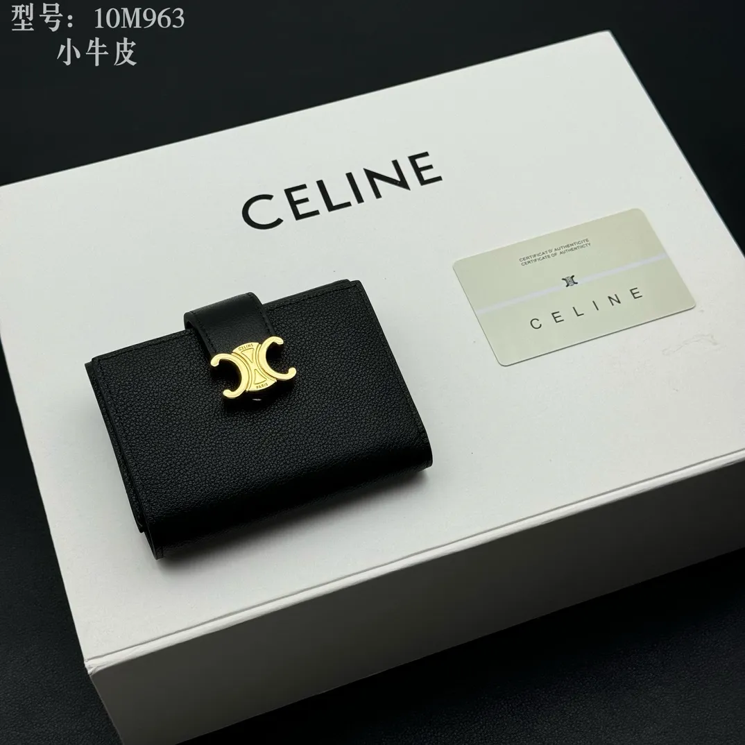 💰160 💎Top quality, full leather inside and outside 𝗖𝗘𝗟𝗜𝗡𝗘 Arc de Triomphe 3-fold hardware wallet # 2-layer cowhide, non-transfer‼ ️ Exclusive real shot of CELINE. There is no color difference in the picture. The details are exactly the same. Small items that enhance taste, classic and popular style. CELINE VICTOIRE soft cow leather exquisite wallet. Cow leather lining. Gold finish. TRIOMPHE metal stud switch. One zipper coin pocket. Four credit card slots. Three flat pockets. One banknote pocket. No.: 10M963 Size: 10.5x8x2