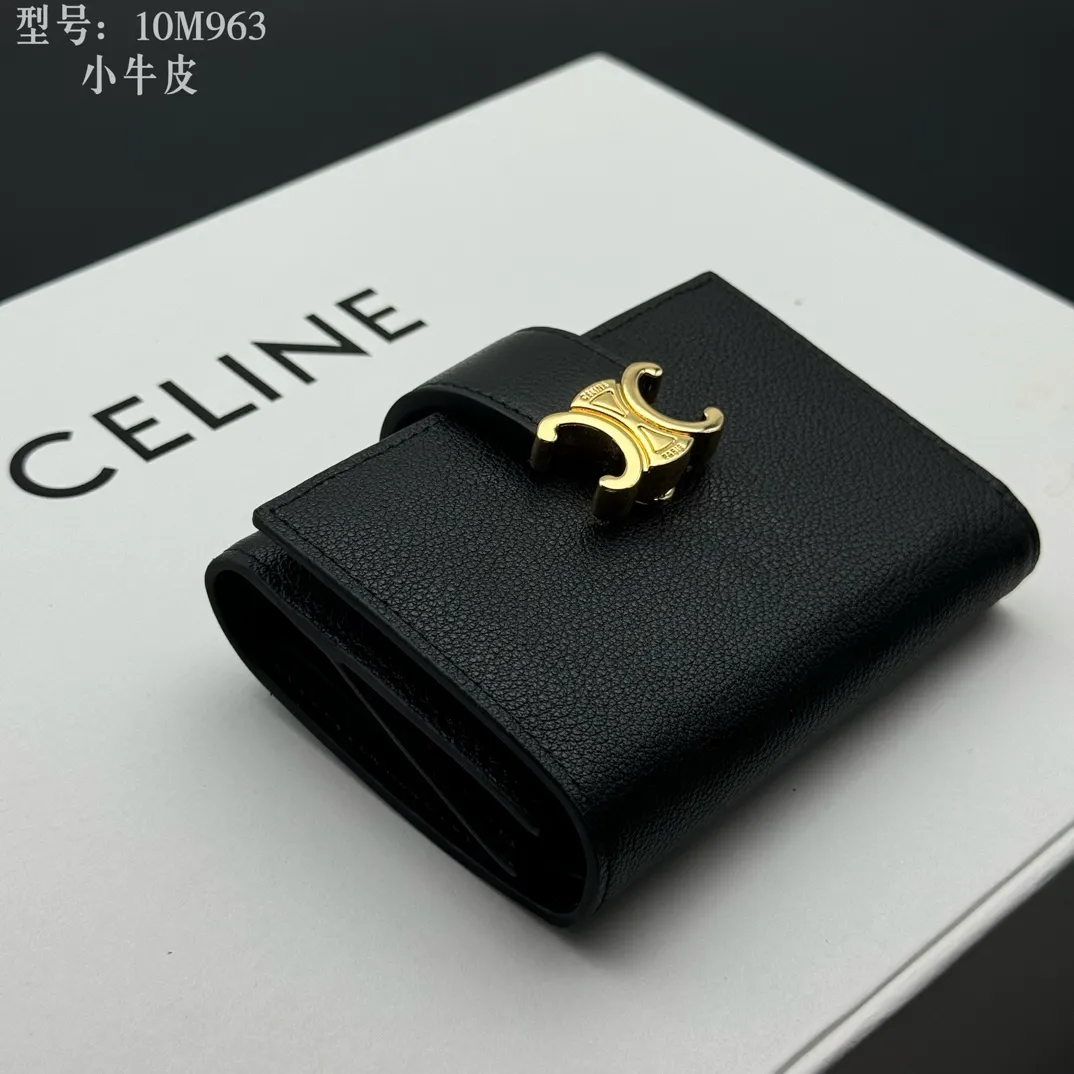 💰160 💎Top quality, full leather inside and outside 𝗖𝗘𝗟𝗜𝗡𝗘 Arc de Triomphe 3-fold hardware wallet # 2-layer cowhide, non-transfer‼ ️ Exclusive real shot of CELINE. There is no color difference in the picture. The details are exactly the same. Small items that enhance taste, classic and popular style. CELINE VICTOIRE soft cow leather exquisite wallet. Cow leather lining. Gold finish. TRIOMPHE metal stud switch. One zipper coin pocket. Four credit card slots. Three flat pockets. One banknote pocket. No.: 10M963 Size: 10.5x8x2