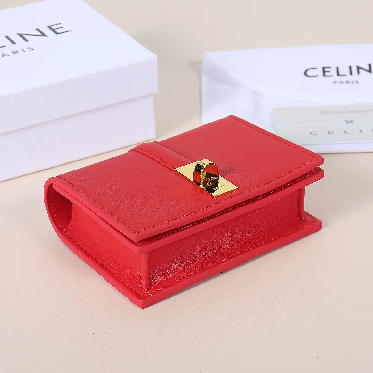 💰130, Celine's new card holder, TRIOMPHE flip card holder, large cowhide with plain microfiber interior, rotating lock closure, 1 thickened main compartment, 2 inner card slots. No.: 10M473 Size: 10.5x8.5x3 cm