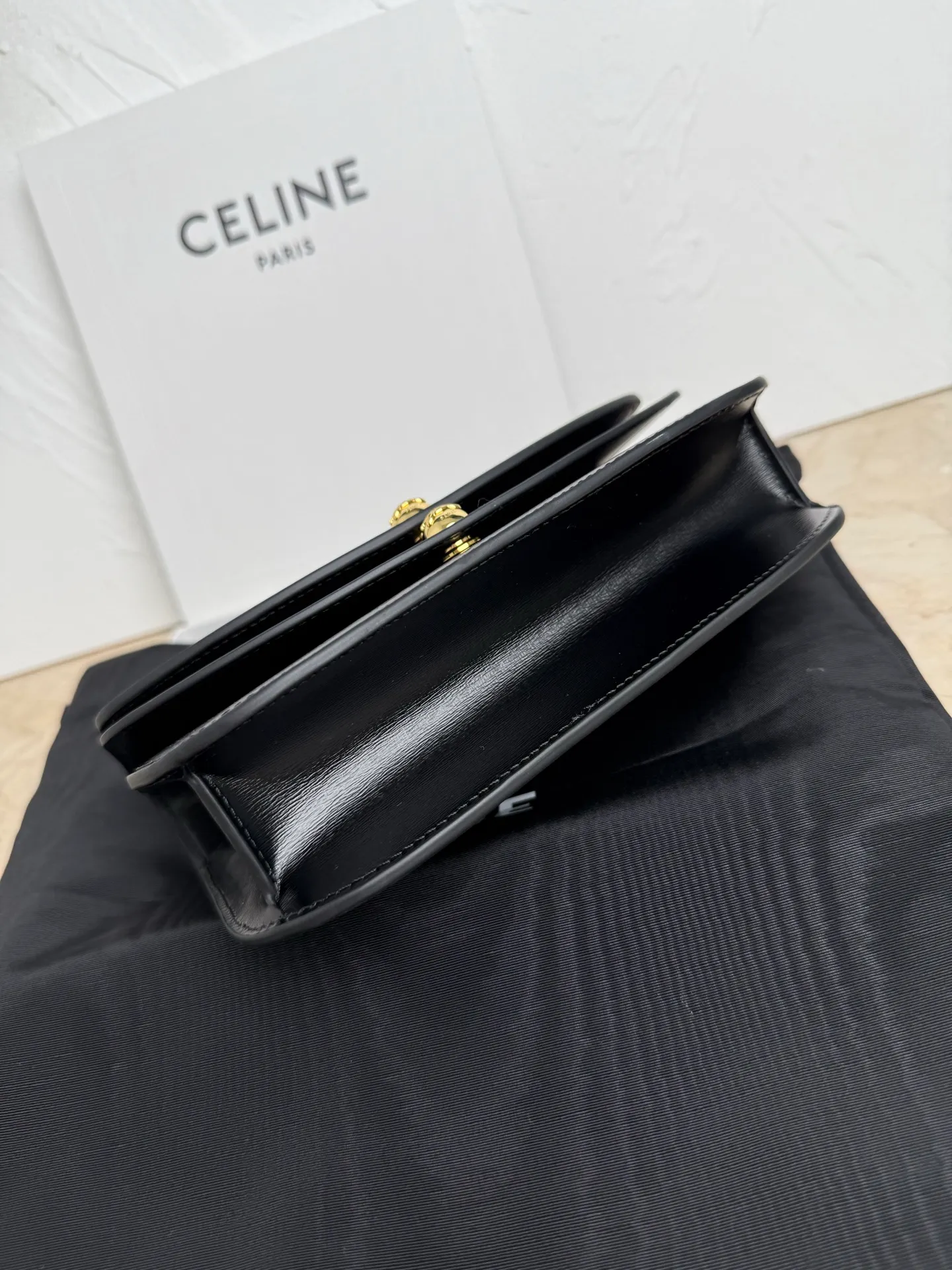 650. New product online🅰️🅰️DUO presbyopic bag The perfect collision of retro and fashion✅ The classic presbyopic pattern comes with a retro filter. The details of the exquisite jewelry accessories are exquisite to the core. The more you look at it, the more you fall in love~ It can be worn on one shoulder, across the body or in the hand. The length of the shoulder strap can be adjusted, and it can be easily controlled in various styles. Wear it with casual clothes, and it instantly looks more casual and fashionable. Wear it with a small skirt, and it will directly add a sense of retro elegance.  What surprises me the most is its capacity. Despite its compact appearance, there is plenty of space inside to store small daily items such as mobile phones, lipstick, and powder. It comes with its own card holder 💳 It is full of practicality!  Whether it is used as a daily commuter bag or an artifact for going out on the street, it can be perfectly qualified. It is definitely not a loss to buy. It is the kind of treasure bag that gets more flavorful the more you carry it. Meimeimei Model No.: 10p1344 Color: Black Size: 20x13x6cm (with original packaging) 16893054