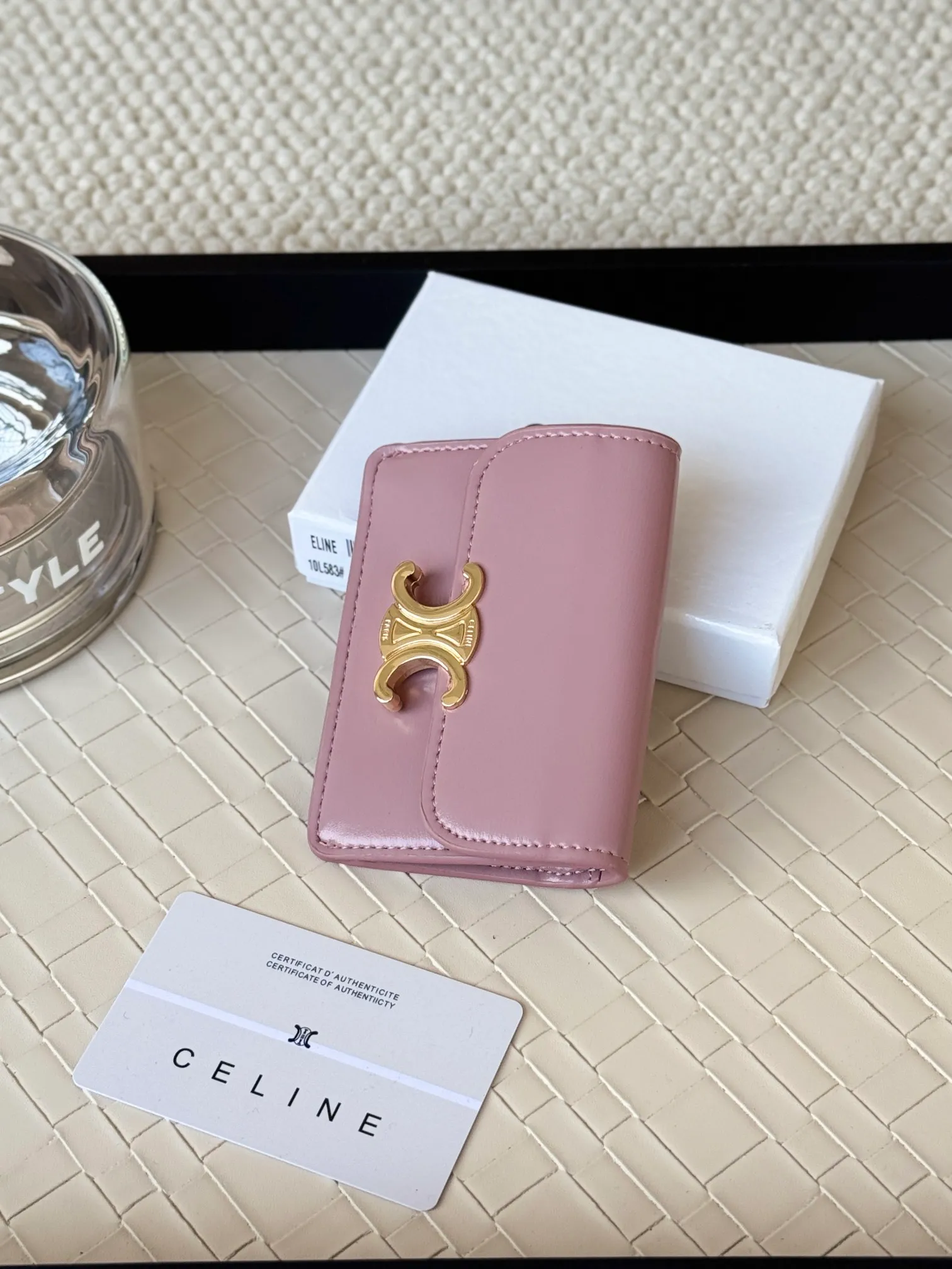 💰130 Celine's new card holder is online, ce's new classic card holder, with cow leather interior and triomphe snap closure, with 4 card slots inside and 1 outside card slot. It is easy to carry when going out, looks and wear-resistant, and is super light weight! Style number: 10L583 Size: 10.5x7x1cm