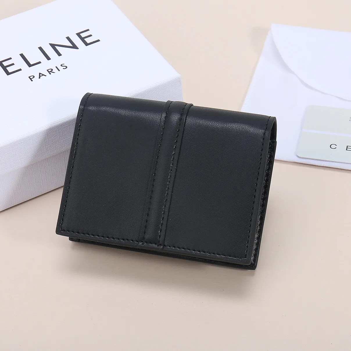 💰130, Celine's new card holder, TRIOMPHE flip card holder, large cowhide with plain microfiber interior, rotating lock closure, 1 thickened main compartment, 2 inner card slots. No.: 10M473 Size: 10.5x8.5x3 cm
