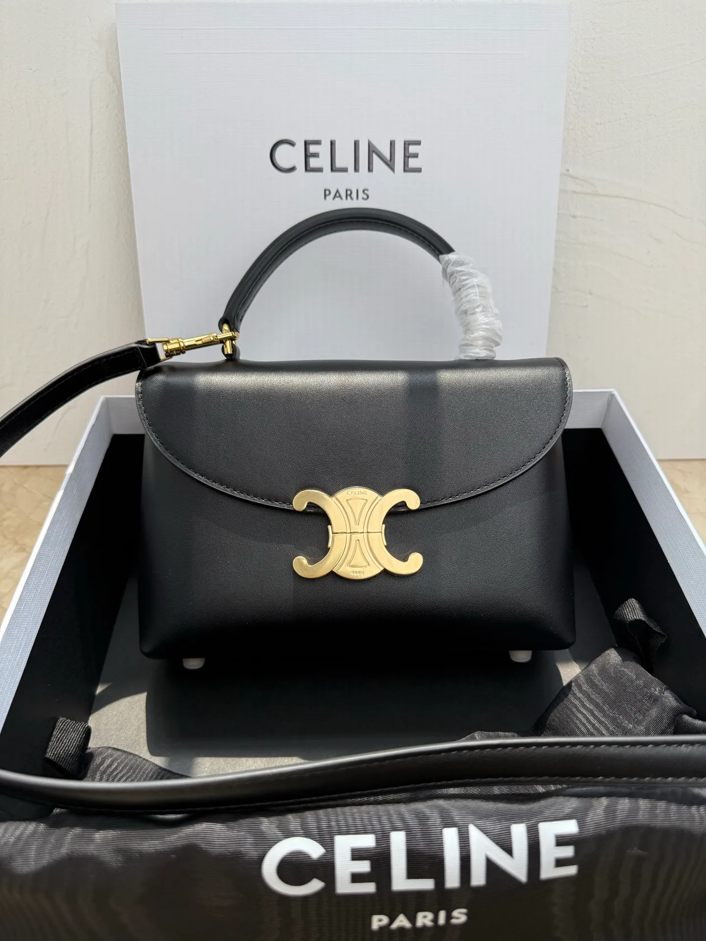 p1500 New product launched 🅰️🅰️CE Arc de Triomphe kelly handbag 👜 New Arc de Triomphe storage bag full of high-end feel! Simple and exquisite outline, whether it is calm black, low-key brown, classic presbyopia color scheme, etc... all exude an unparalleled sense of luxury ❤️ The lines of kelly's classic shape are simple and elegant, without unnecessary decoration, showing the aesthetic charm🫶🏻 Style number: 118113 Size: 20.5x13x8 (with original packaging)