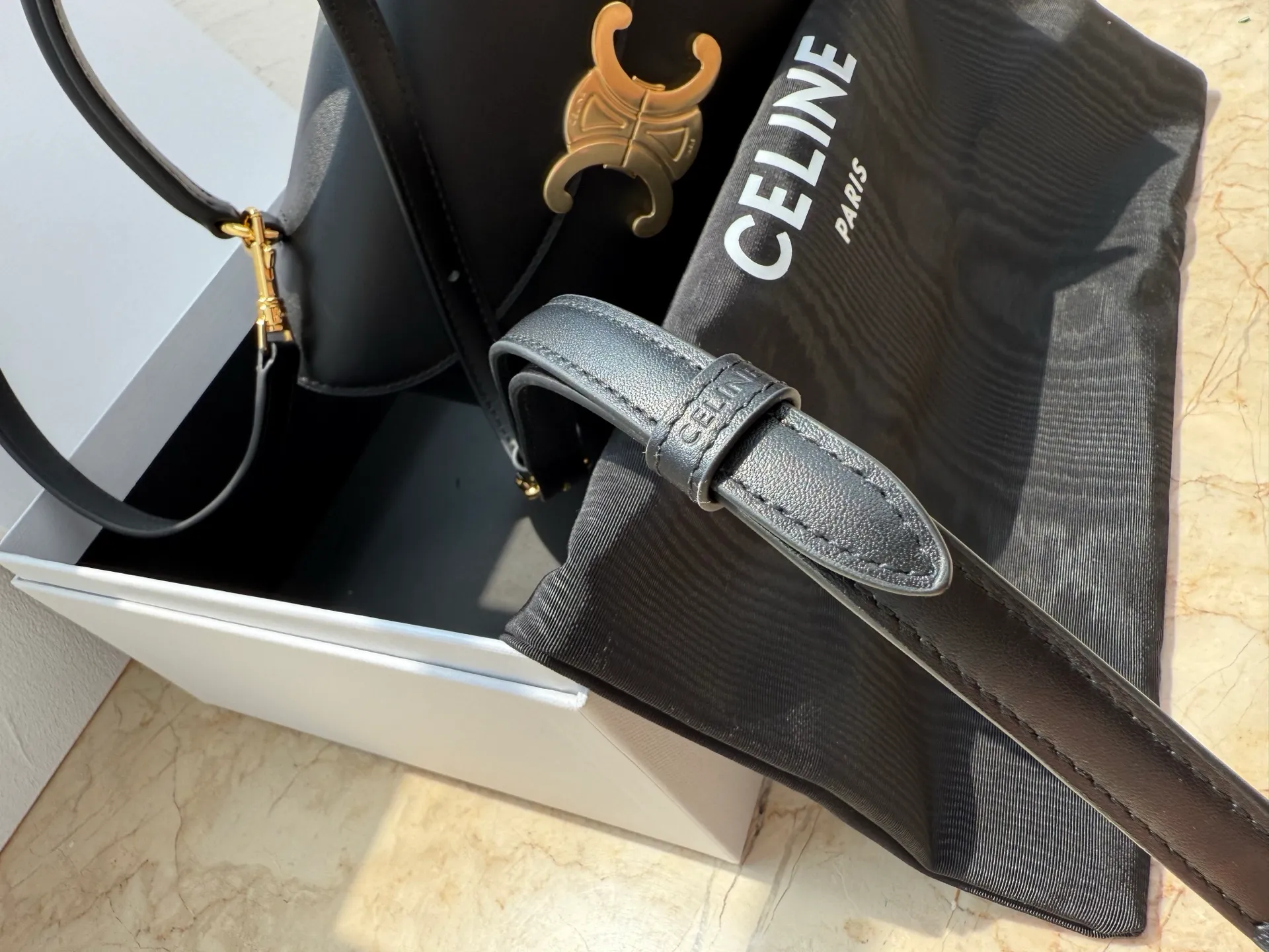 p1500 New product launched 🅰️🅰️CE Arc de Triomphe kelly handbag 👜 New Arc de Triomphe storage bag full of high-end feel! Simple and exquisite outline, whether it is calm black, low-key brown, classic presbyopia color scheme, etc... all exude an unparalleled sense of luxury ❤️ The lines of kelly's classic shape are simple and elegant, without unnecessary decoration, showing the aesthetic charm🫶🏻 Style number: 118113 Size: 20.5x13x8 (with original packaging)