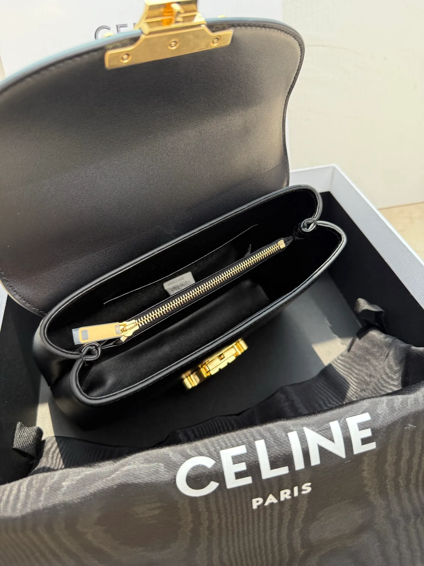 p1500 New product launched 🅰️🅰️CE Arc de Triomphe kelly handbag 👜 New Arc de Triomphe storage bag full of high-end feel! Simple and exquisite outline, whether it is calm black, low-key brown, classic presbyopia color scheme, etc... all exude an unparalleled sense of luxury ❤️ The lines of kelly's classic shape are simple and elegant, without unnecessary decoration, showing the aesthetic charm🫶🏻 Style number: 118113 Size: 20.5x13x8 (with original packaging)