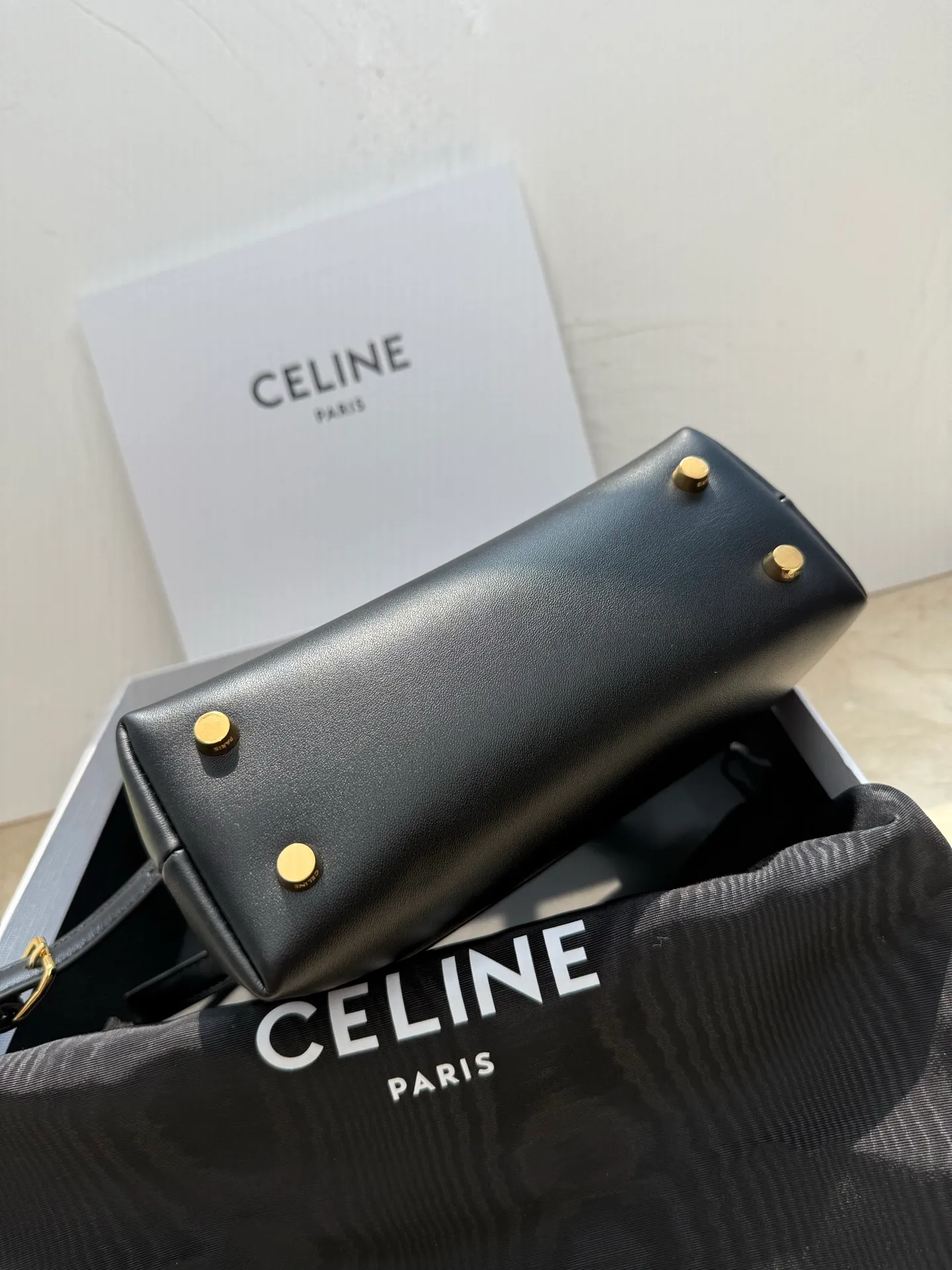 p1500 New product launched 🅰️🅰️CE Arc de Triomphe kelly handbag 👜 New Arc de Triomphe storage bag full of high-end feel! Simple and exquisite outline, whether it is calm black, low-key brown, classic presbyopia color scheme, etc... all exude an unparalleled sense of luxury ❤️ The lines of kelly's classic shape are simple and elegant, without unnecessary decoration, showing the aesthetic charm🫶🏻 Style number: 118113 Size: 20.5x13x8 (with original packaging)