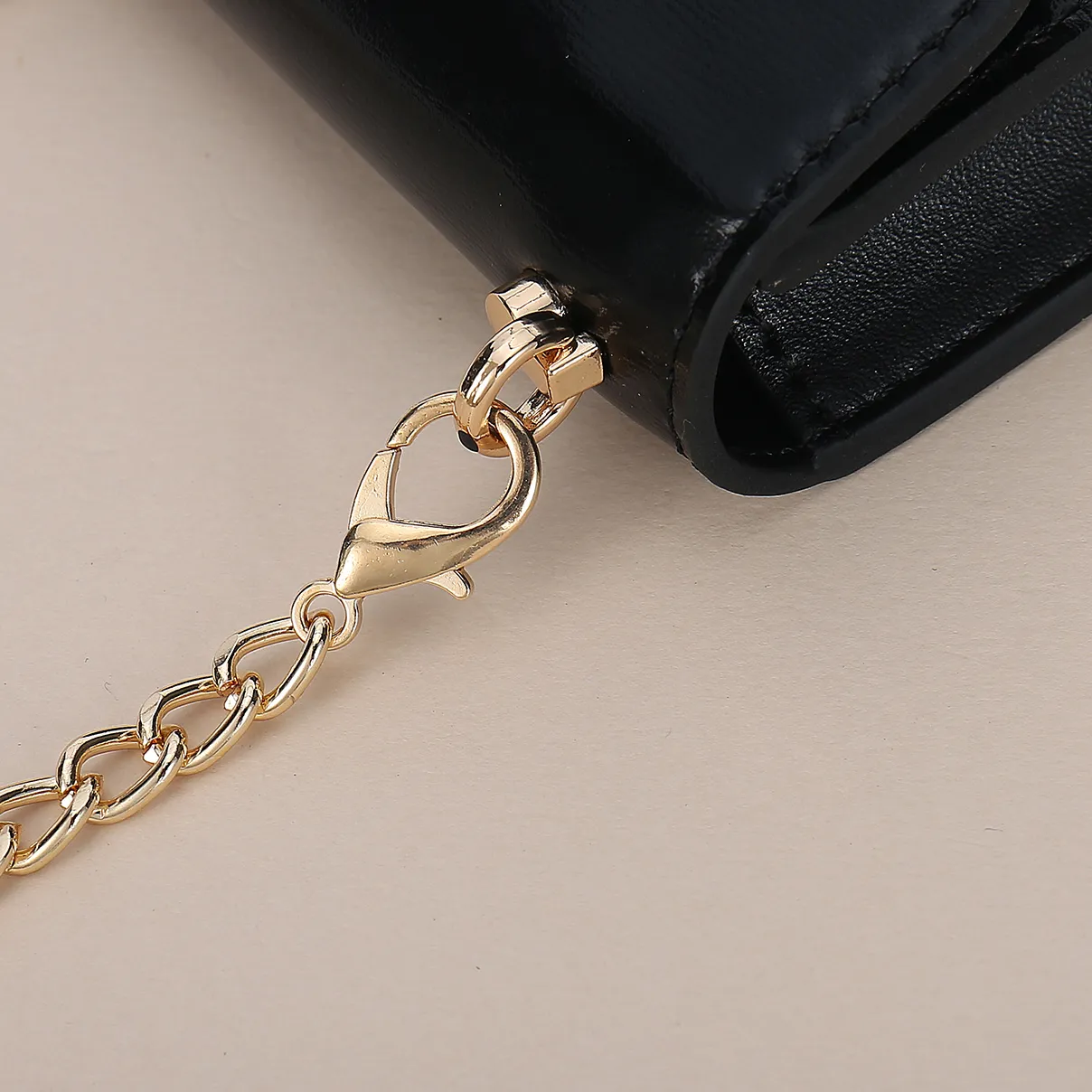💰140, Celine's new chain TRIOMPHE business card bag, which can be worn cross-body, has a large cowhide surface with plain microfiber, gold-finished TRIOMPHE metal snap closure, 1 thickened main compartment, and 3 inner card slots. No.: 10N062 Size: 10.5x8.5x3 cm