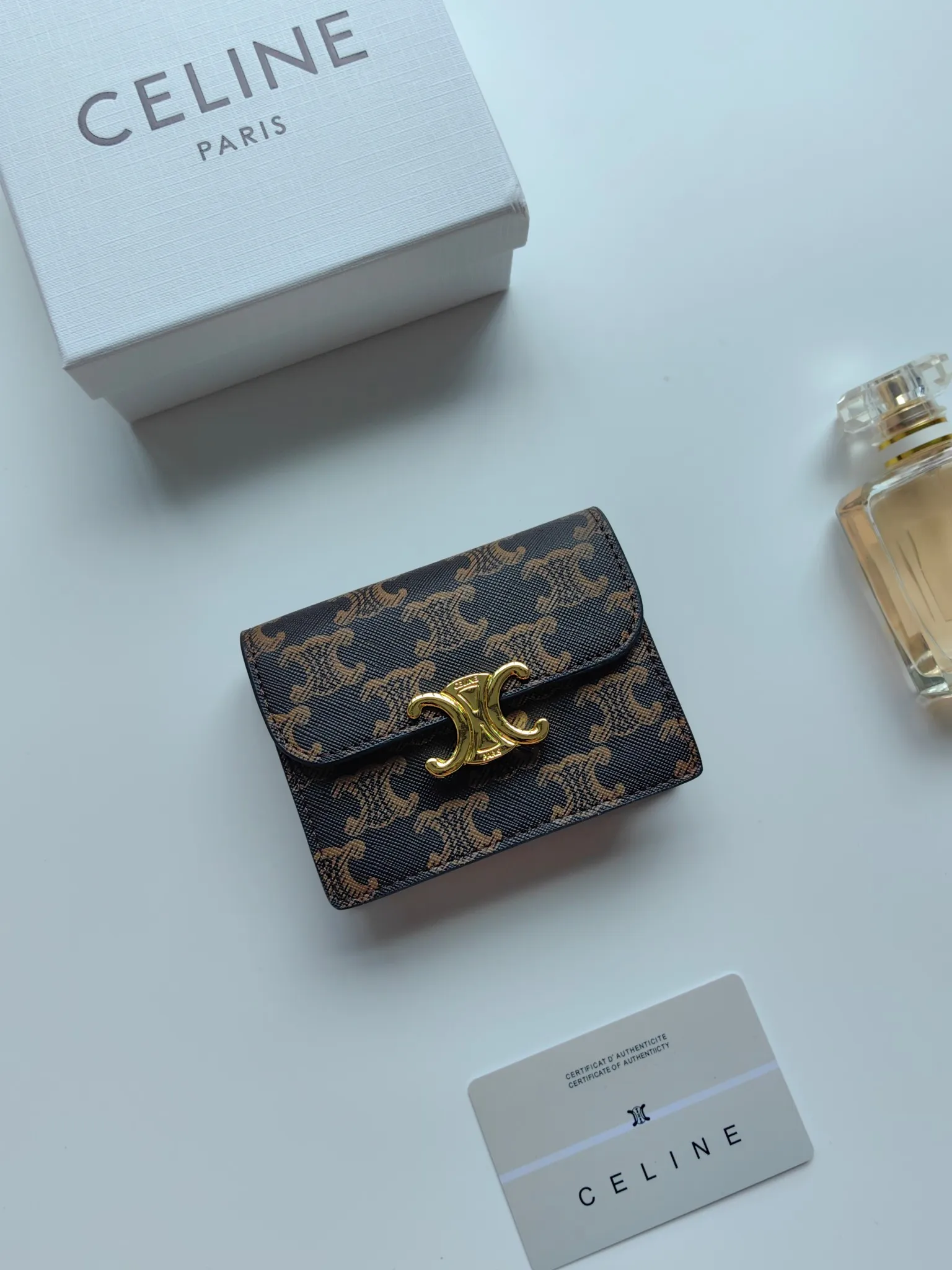 💰130 Celine's new card holder, TRIOMPHE business card holder, classic pattern large surface with plain microfiber interior, gold finish TRIOMPHE metal snap closure, 1 thickened main compartment, 3 inner card slots. No.: 10N063 Size: 10.5x8.5x3 cm