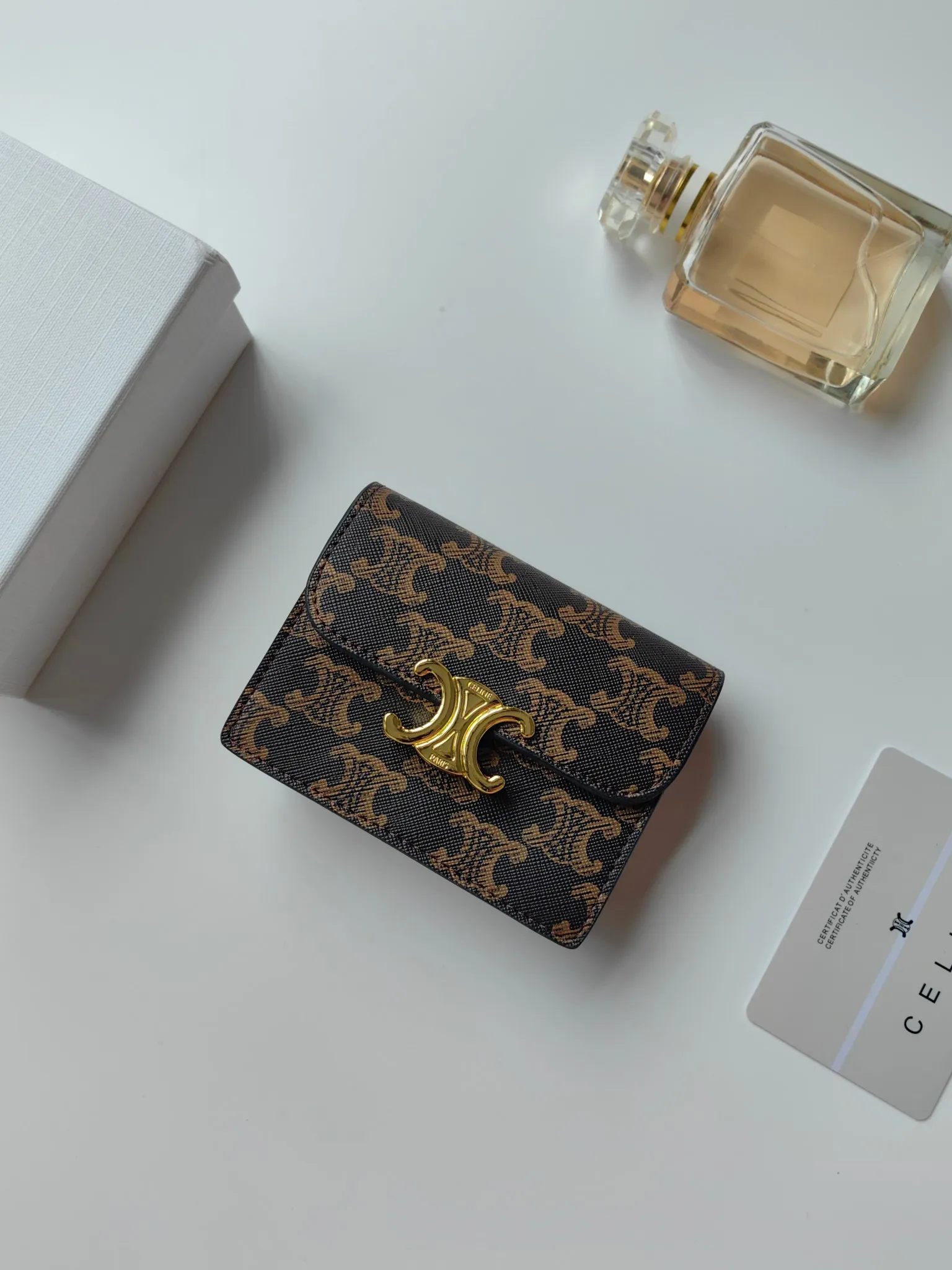 💰130 Celine's new card holder, TRIOMPHE business card holder, classic pattern large surface with plain microfiber interior, gold finish TRIOMPHE metal snap closure, 1 thickened main compartment, 3 inner card slots. No.: 10N063 Size: 10.5x8.5x3 cm