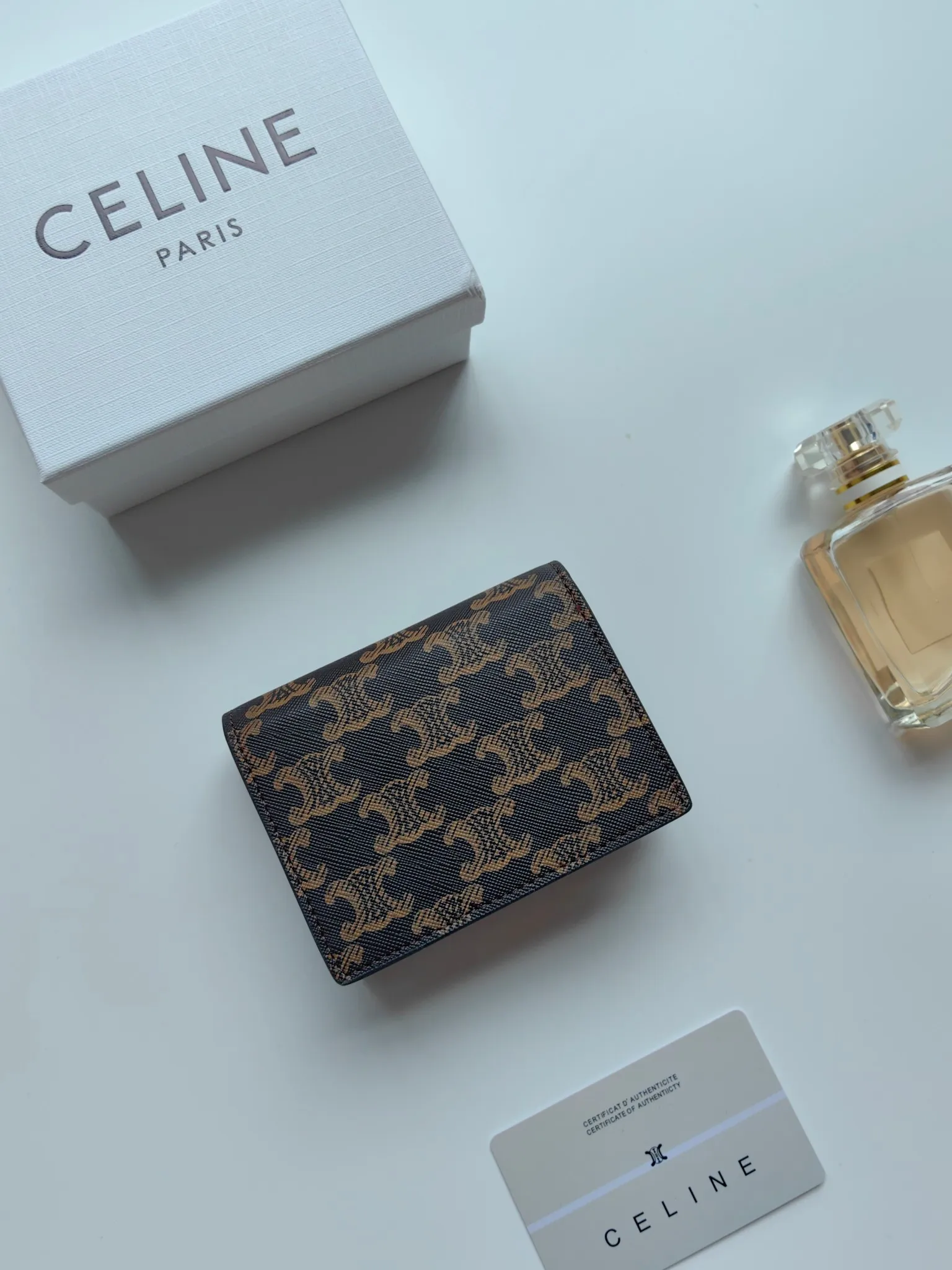 💰130 Celine's new card holder, TRIOMPHE business card holder, classic pattern large surface with plain microfiber interior, gold finish TRIOMPHE metal snap closure, 1 thickened main compartment, 3 inner card slots. No.: 10N063 Size: 10.5x8.5x3 cm