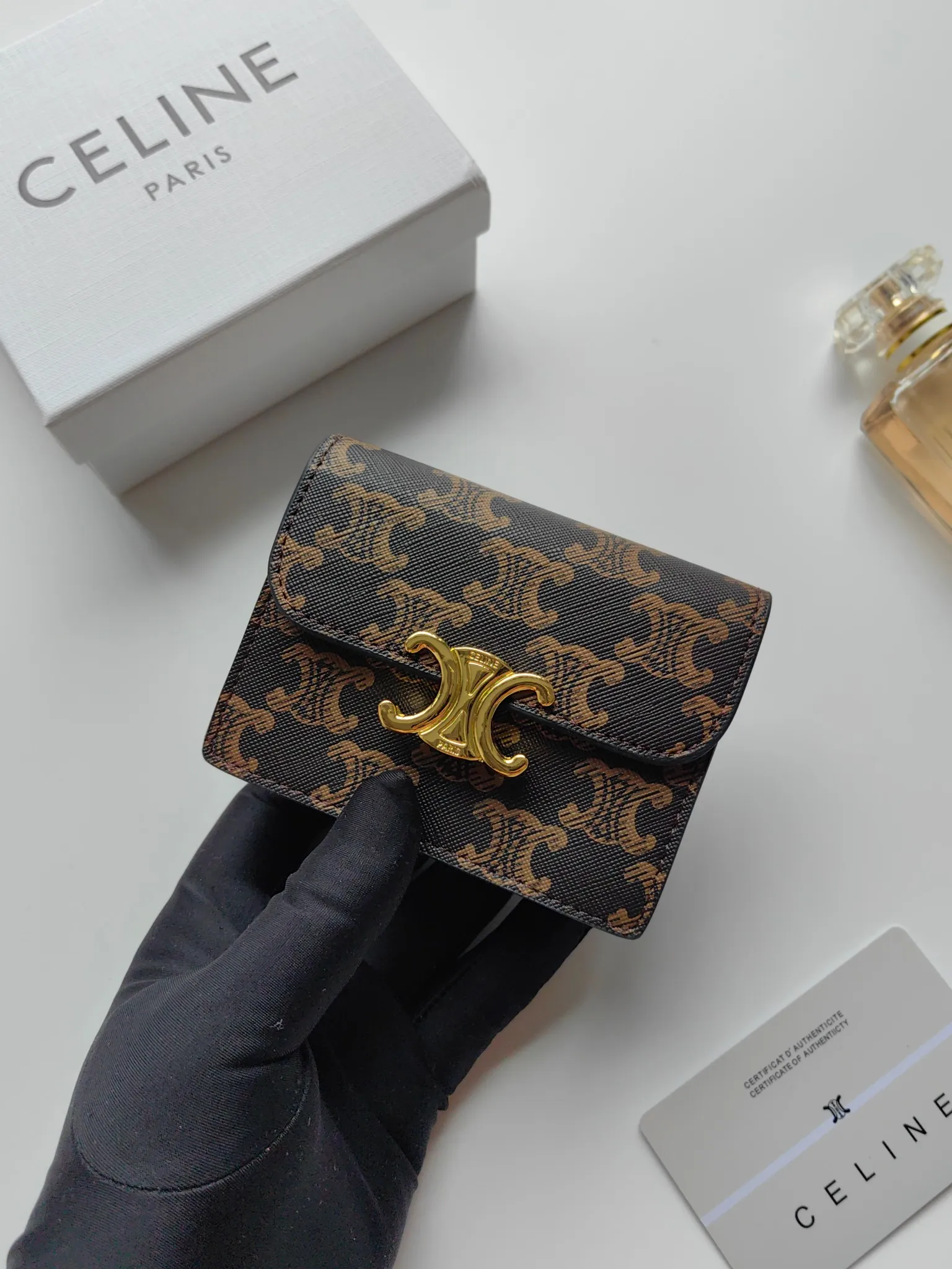 💰130 Celine's new card holder, TRIOMPHE business card holder, classic pattern large surface with plain microfiber interior, gold finish TRIOMPHE metal snap closure, 1 thickened main compartment, 3 inner card slots. No.: 10N063 Size: 10.5x8.5x3 cm