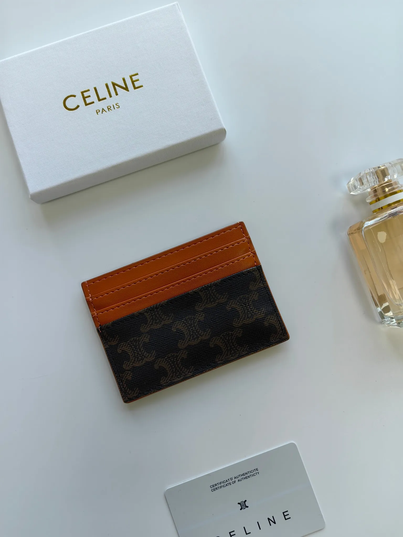 💰90💰CELINE's new embossed logo card holder, made of first-layer cowhide, two card slots + one middle pocket Style number: 10L833 Size: 10.5×7cm