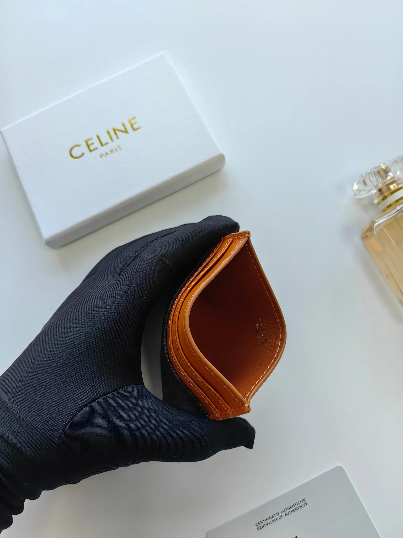 💰90💰CELINE's new embossed logo card holder, made of first-layer cowhide, two card slots + one middle pocket Style number: 10L833 Size: 10.5×7cm
