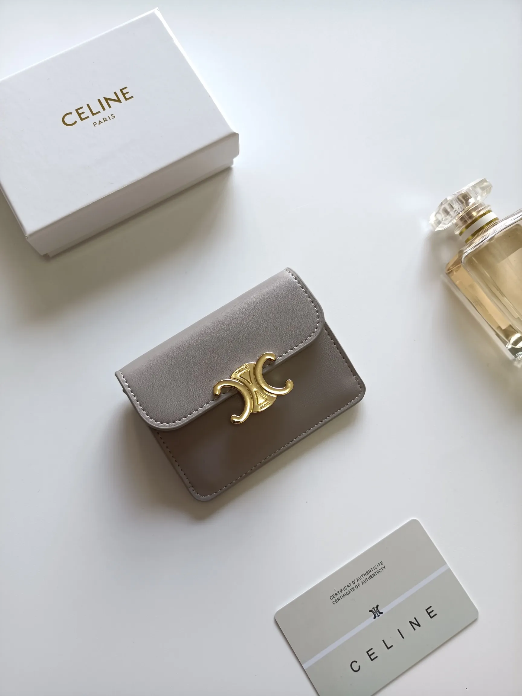 ￥110 CELINE’s latest TRIOMPHE leather flip card holder, gold finish, snap button closure, model number: 101583, size: 10.5*7cm