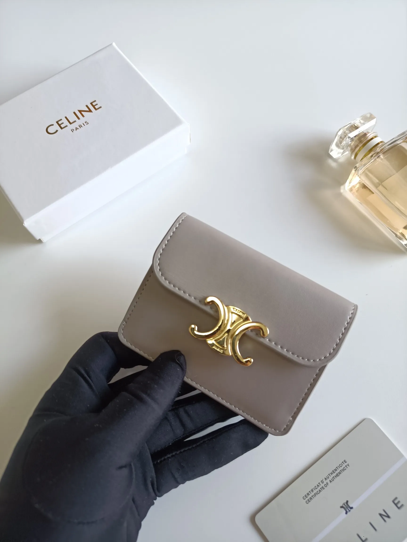 ￥110 CELINE’s latest TRIOMPHE leather flip card holder, gold finish, snap button closure, model number: 101583, size: 10.5*7cm