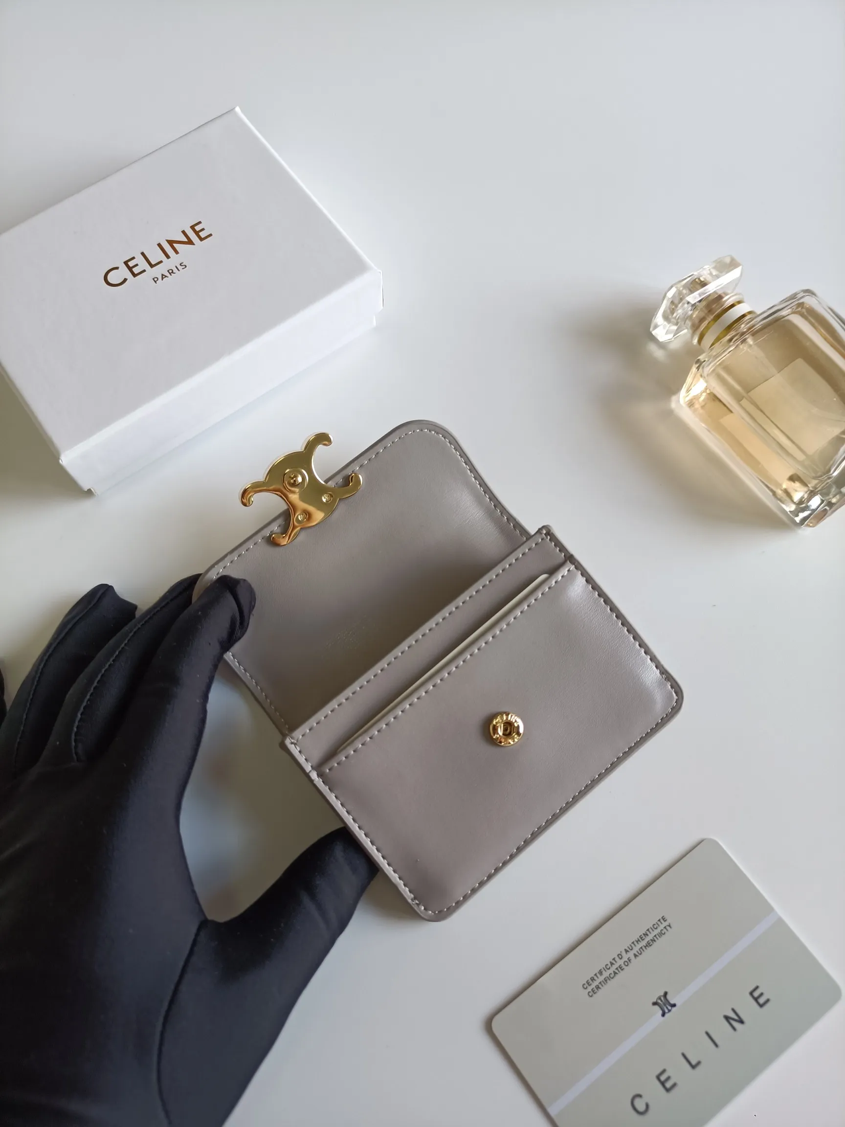 ￥110 CELINE’s latest TRIOMPHE leather flip card holder, gold finish, snap button closure, model number: 101583, size: 10.5*7cm