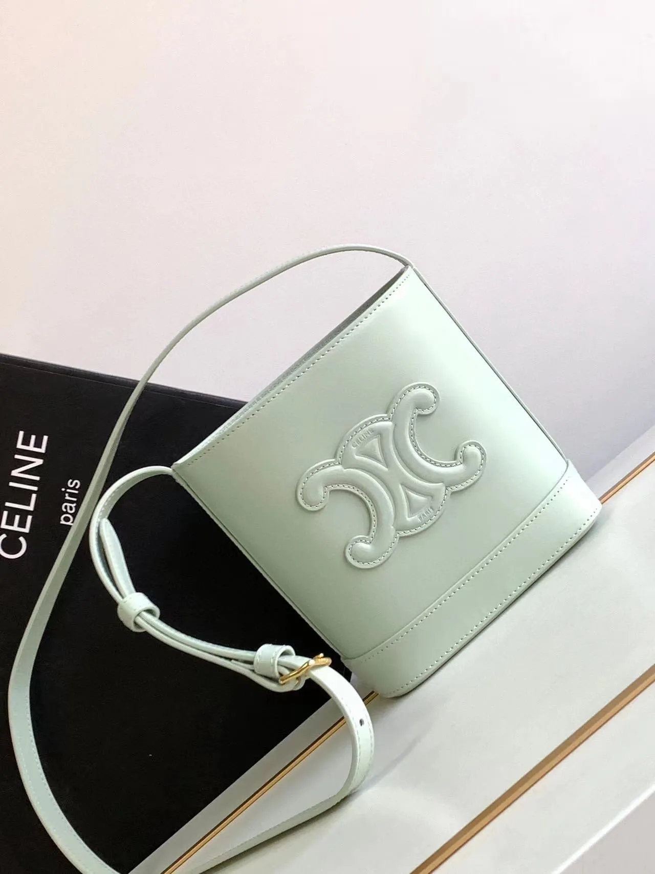 23s new spring and summer products｜CEL1N_E CUIR TRIOMPHE mini smooth cowhide leather bucket bag Recommended items🎁｜Celine’s limited edition mini buckets are cute💕The "little waste bag" series mini buckets are here~so cute, definitely a leader in reducing age👏The capacity is also good, it can hold mobile phones and small items necessary for going out. The upper body is too Q, fashionable and cute, super versatile 👗 Cow leather, lining: cow leather/fabric, can be worn cross-body and shoulder, snap button closure, 1 main compartment, inner card slot Size: 19.5 X 16 X 7 cm Number: 10L433ESM.24LP