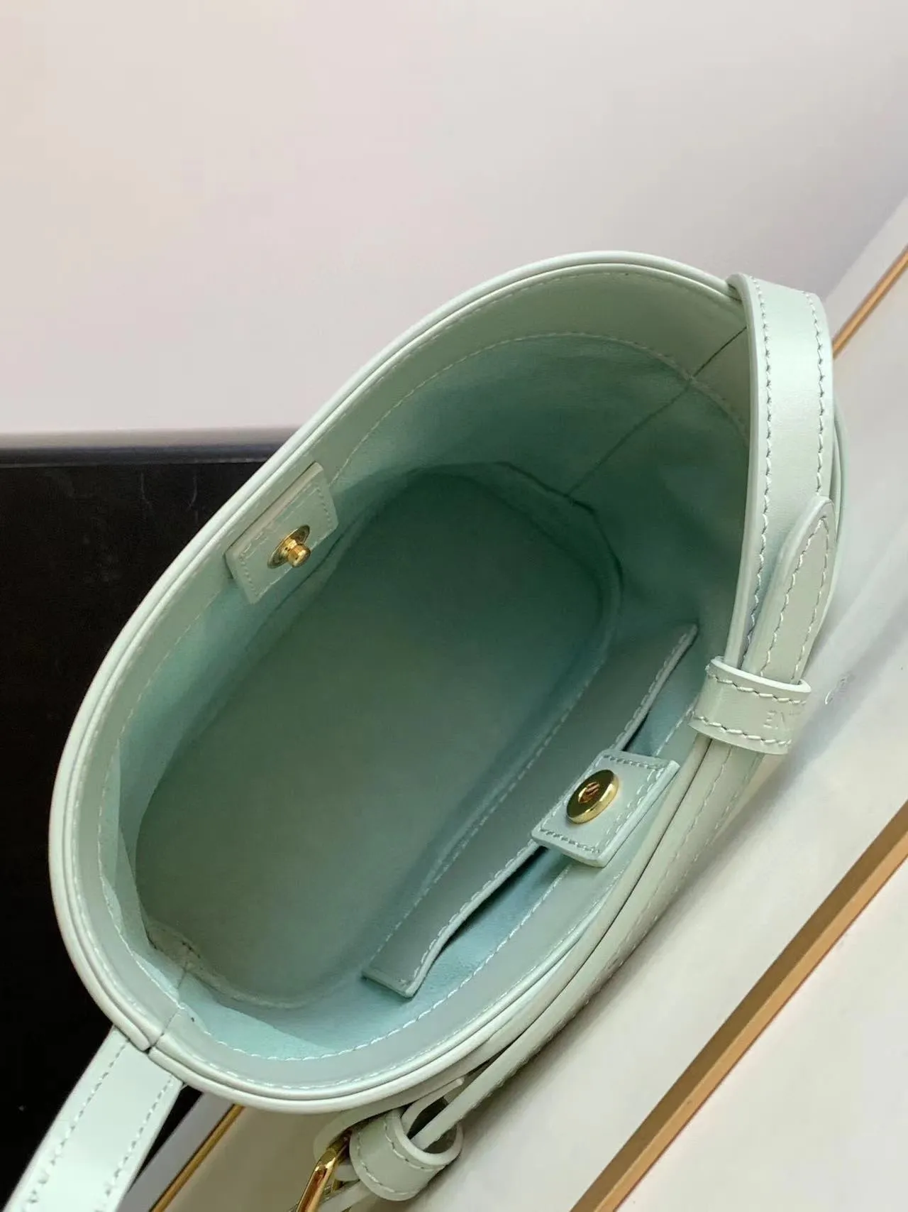 23s new spring and summer products｜CEL1N_E CUIR TRIOMPHE mini smooth cowhide leather bucket bag Recommended items🎁｜Celine’s limited edition mini buckets are cute💕The "little waste bag" series mini buckets are here~so cute, definitely a leader in reducing age👏The capacity is also good, it can hold mobile phones and small items necessary for going out. The upper body is too Q, fashionable and cute, super versatile 👗 Cow leather, lining: cow leather/fabric, can be worn cross-body and shoulder, snap button closure, 1 main compartment, inner card slot Size: 19.5 X 16 X 7 cm Number: 10L433ESM.24LP