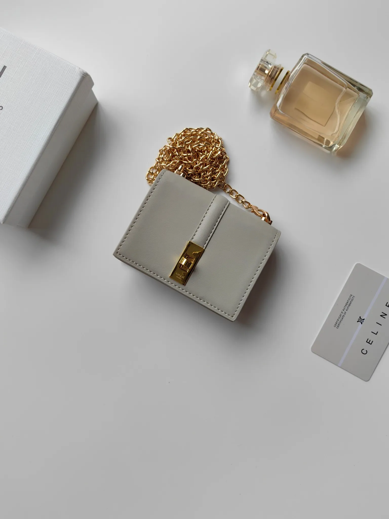 💰140 Celine's latest chain card holder, TRIOMPHE flip chain card holder, can be worn cross-body, classic pattern with plain microfiber interior, rotating lock closure, 1 thickened main compartment, 2 inner card slots. No.: 10M472 Size: 10.5x8.5x3 cm