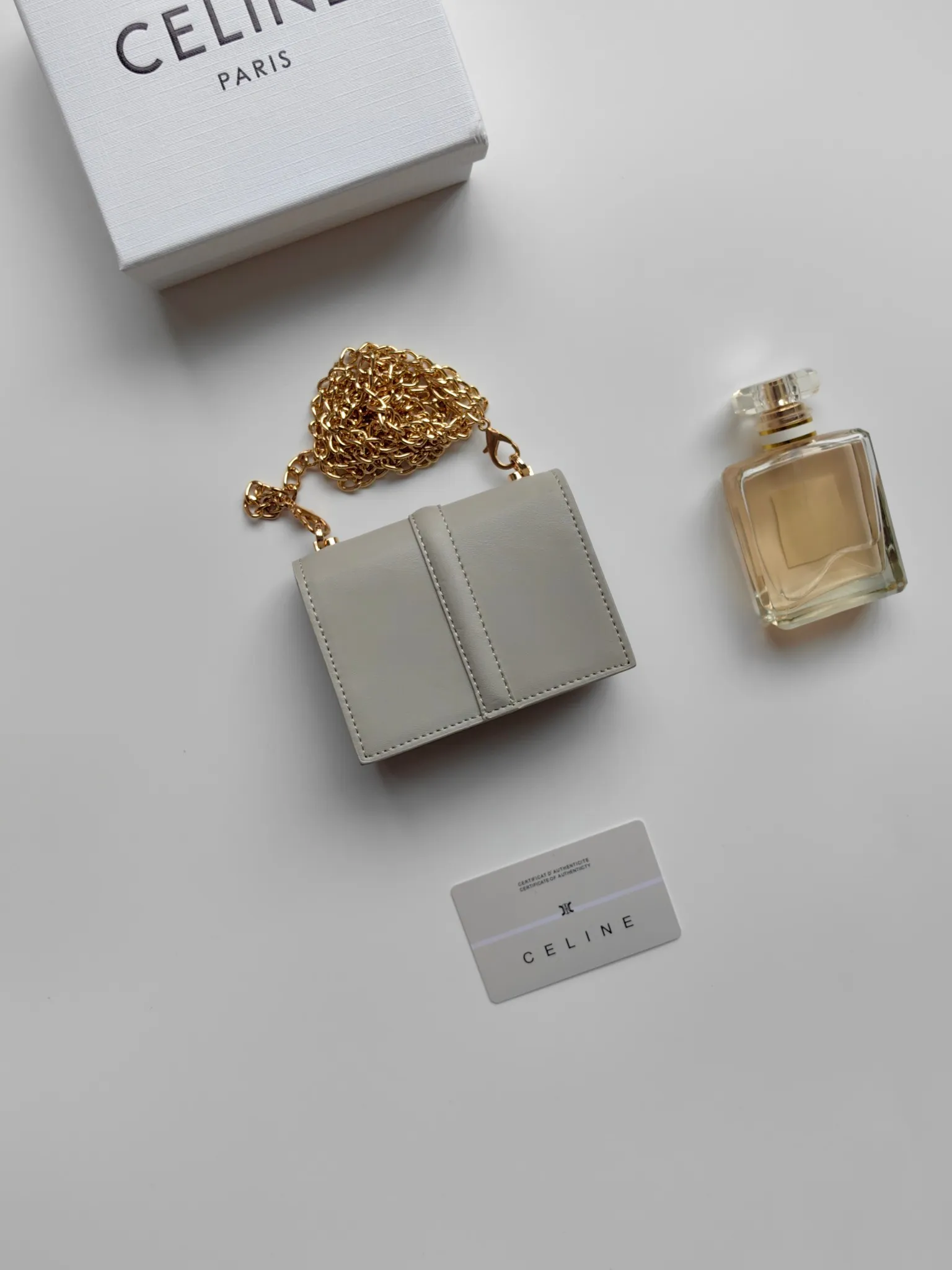 💰140 Celine's latest chain card holder, TRIOMPHE flip chain card holder, can be worn cross-body, classic pattern with plain microfiber interior, rotating lock closure, 1 thickened main compartment, 2 inner card slots. No.: 10M472 Size: 10.5x8.5x3 cm