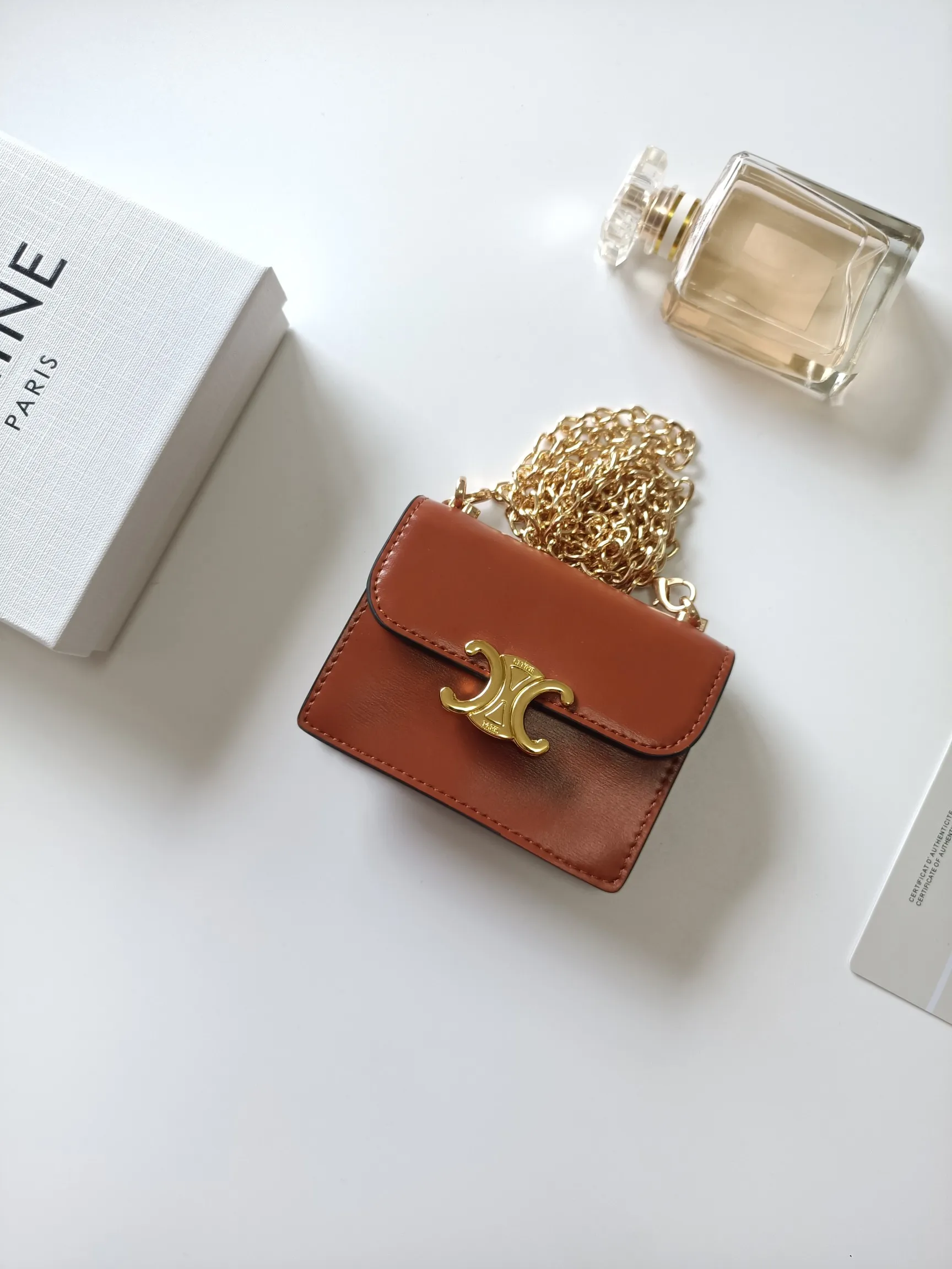 💰160 Celine's new chain TRIOMPHE business card bag, which can be worn cross-body, has a classic pattern with plain microfiber on the inside, gold-finished TRIOMPHE metal snap closure, 1 thickened main compartment, and 3 inner card slots. No.: 10N062 Size: 10.5x8.5x3 cm