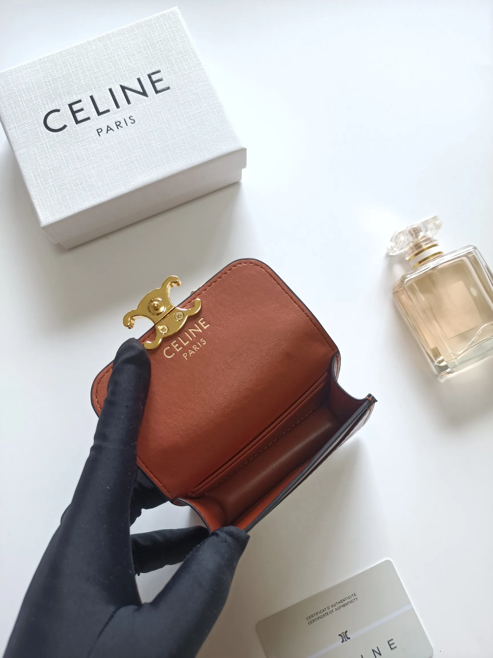 💰160 Celine's new chain TRIOMPHE business card bag, which can be worn cross-body, has a classic pattern with plain microfiber on the inside, gold-finished TRIOMPHE metal snap closure, 1 thickened main compartment, and 3 inner card slots. No.: 10N062 Size: 10.5x8.5x3 cm